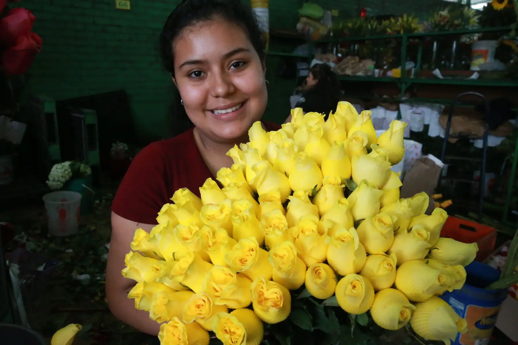 Flores amarillas, piñatas, frutas, amuletos y rituales para atraer la buena suerte se venden a pocas horas de las celebraciones del Año Nuevo 2019. Foto: ANDINA/Norman Córdova