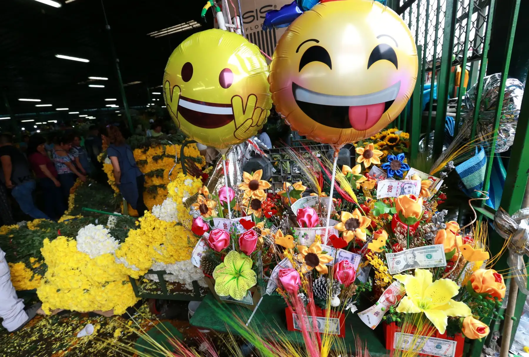 Flores amarillas, piñatas, frutas, amuletos y rituales para atraer la buena suerte se venden a pocas horas de las celebraciones del Año Nuevo 2019. Foto: ANDINA/Norman Córdova