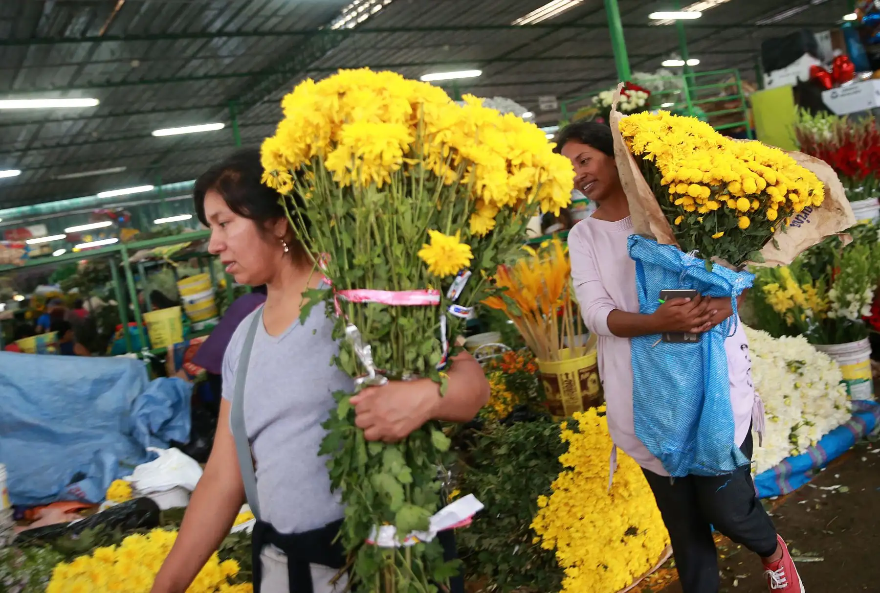 Flores amarillas, piñatas, frutas, amuletos y rituales para atraer la buena suerte se venden a pocas horas de las celebraciones del Año Nuevo 2019. Foto: ANDINA/Norman Córdova