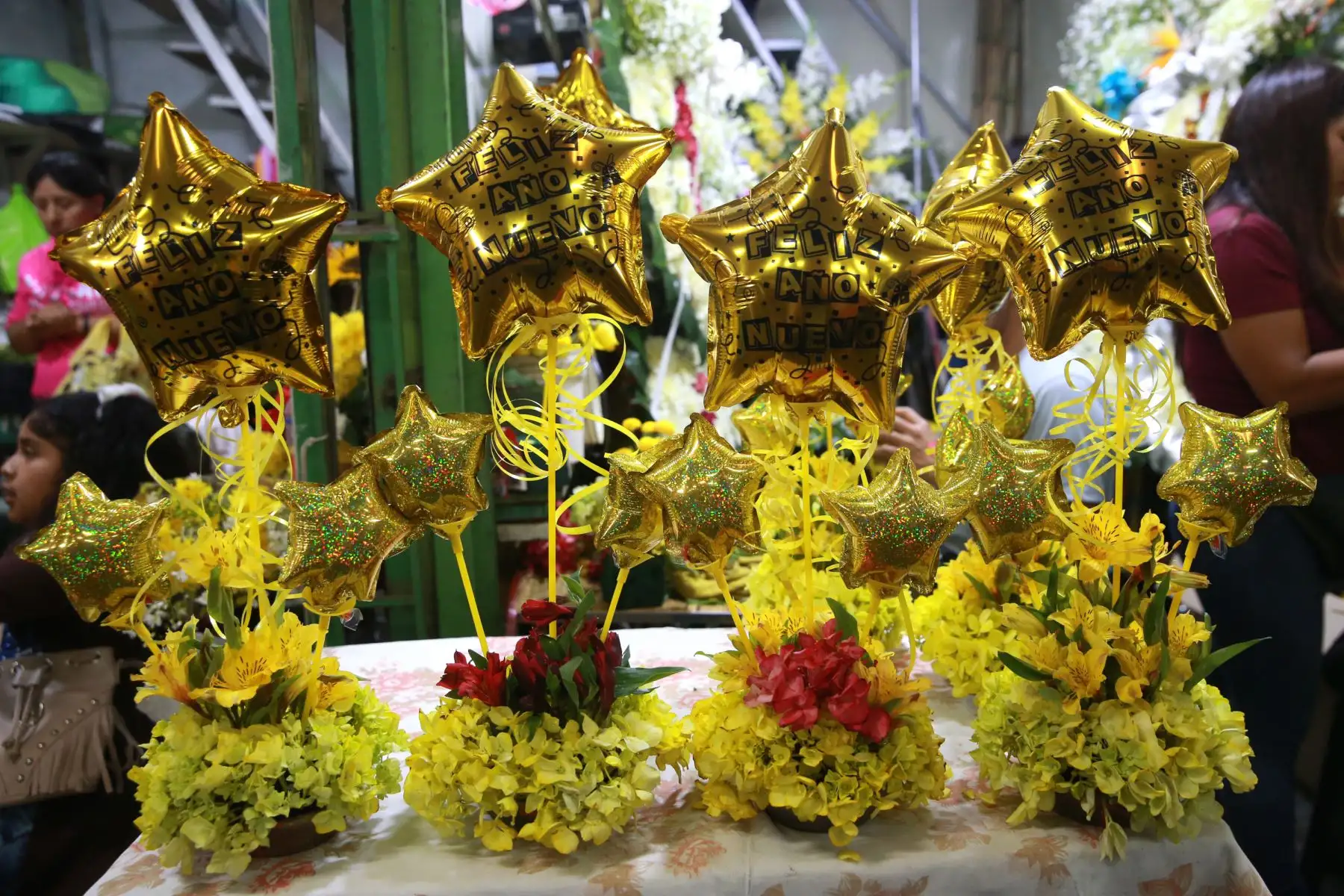 Flores amarillas, piñatas, frutas, amuletos y rituales para atraer la buena suerte se venden a pocas horas de las celebraciones del Año Nuevo 2019. Foto: ANDINA/Norman Córdova