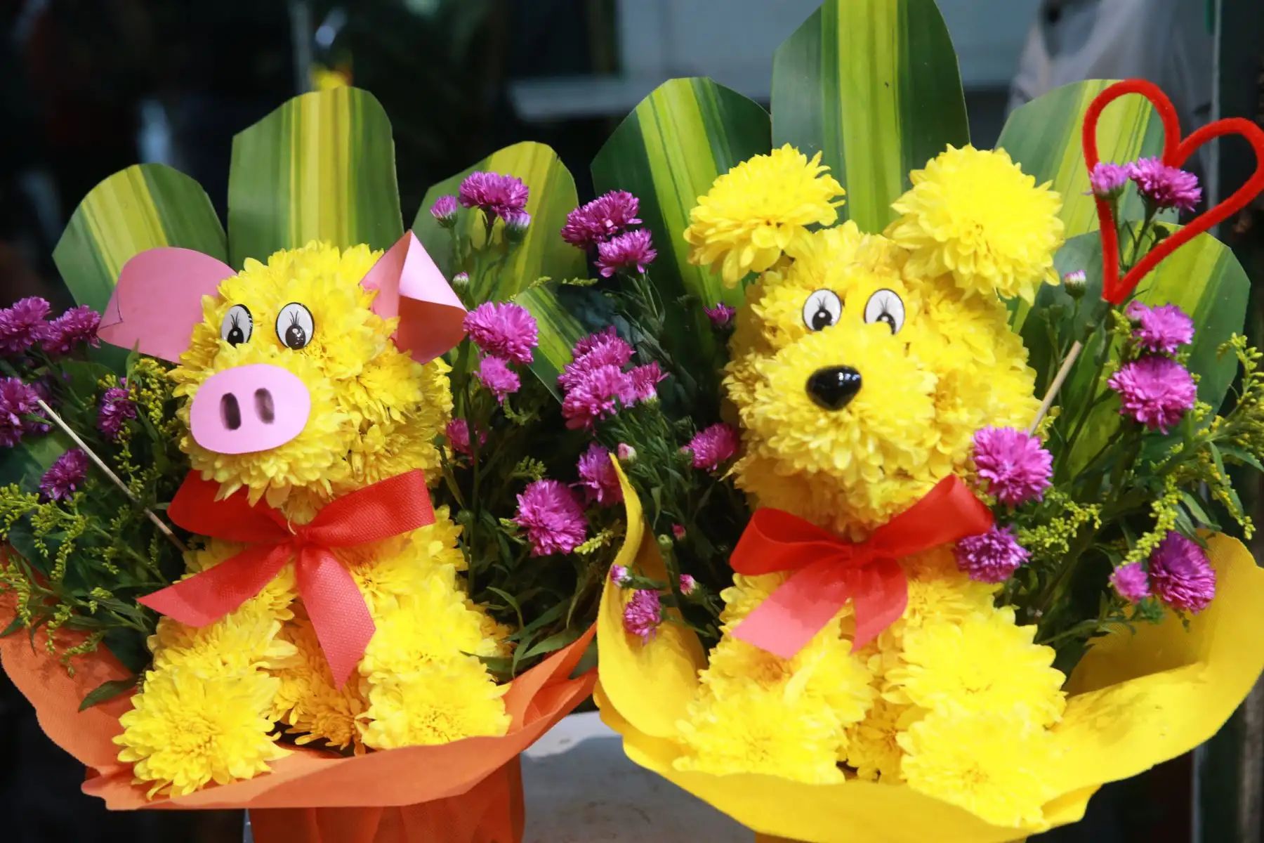 Flores amarillas, piñatas, frutas, amuletos y rituales para atraer la buena suerte se venden a pocas horas de las celebraciones del Año Nuevo 2019. Foto: ANDINA/Norman Córdova
