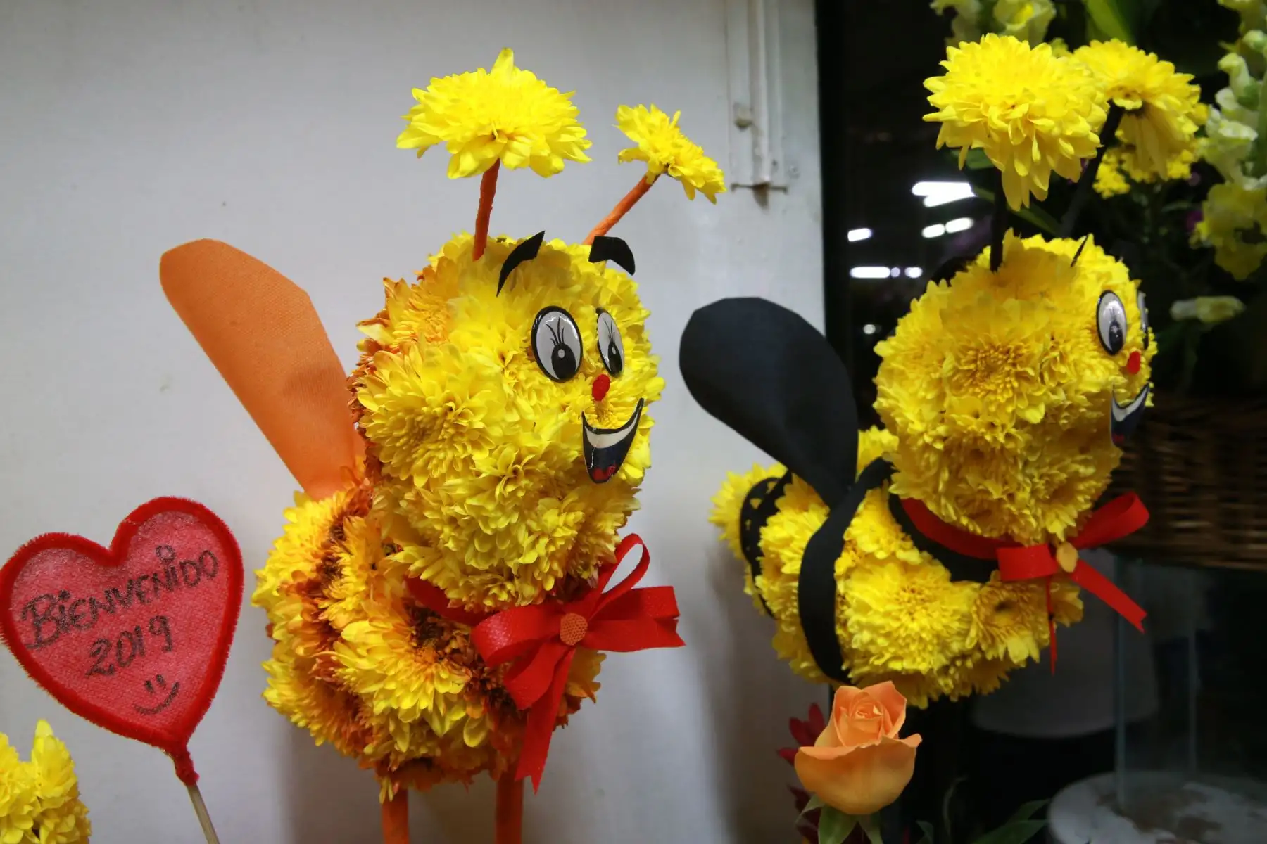 Flores amarillas, piñatas, frutas, amuletos y rituales para atraer la buena suerte se venden a pocas horas de las celebraciones del Año Nuevo 2019. Foto: ANDINA/Norman Córdova