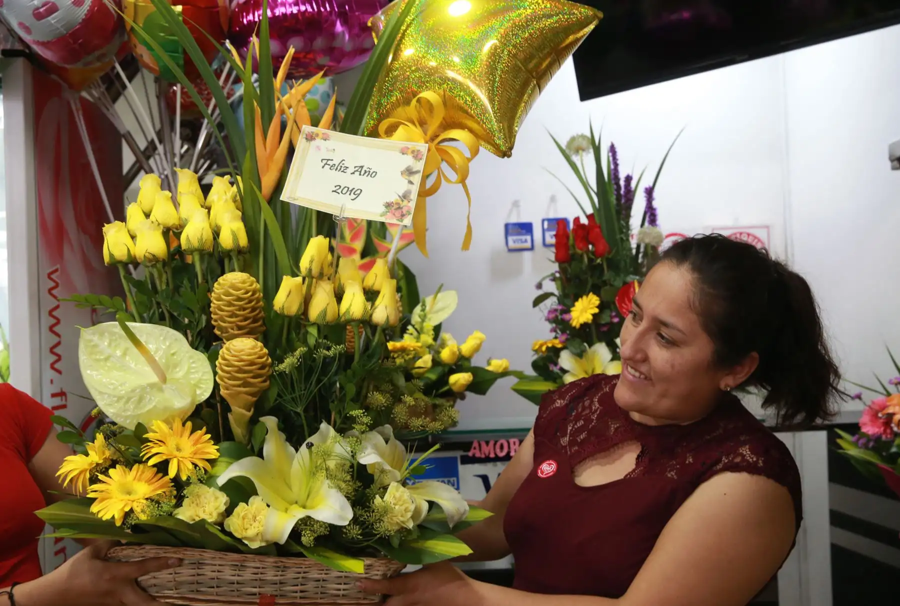 Flores amarillas, piñatas, frutas, amuletos y rituales para atraer la buena suerte se venden a pocas horas de las celebraciones del Año Nuevo 2019. Foto: ANDINA/Norman Córdova