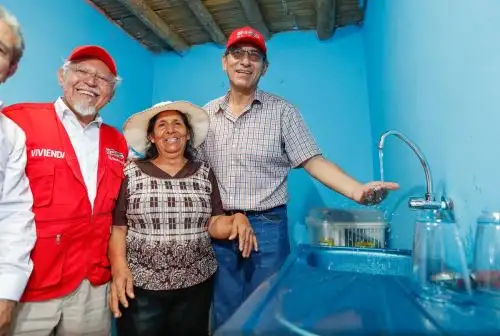 Presidente de la República, Martín Vizcarra y el ministro de Vivienda, Javier Piqué, entregan obras de agua y alcantarillado en Huacho. Foto: Cortesía.