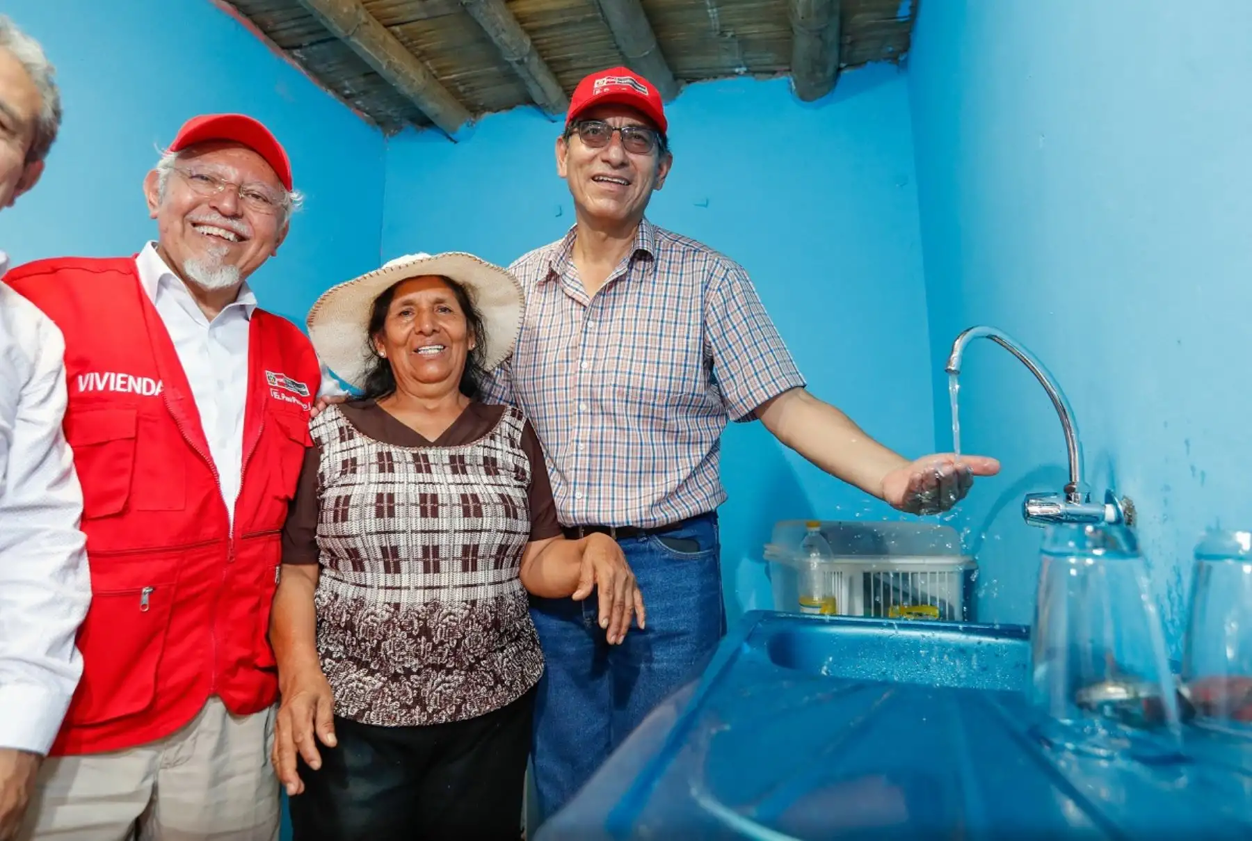 Presidente de la República, Martín Vizcarra y el ministro de Vivienda, Javier Piqué, entregan obras de agua y alcantarillado en Huacho. Foto: Cortesía.