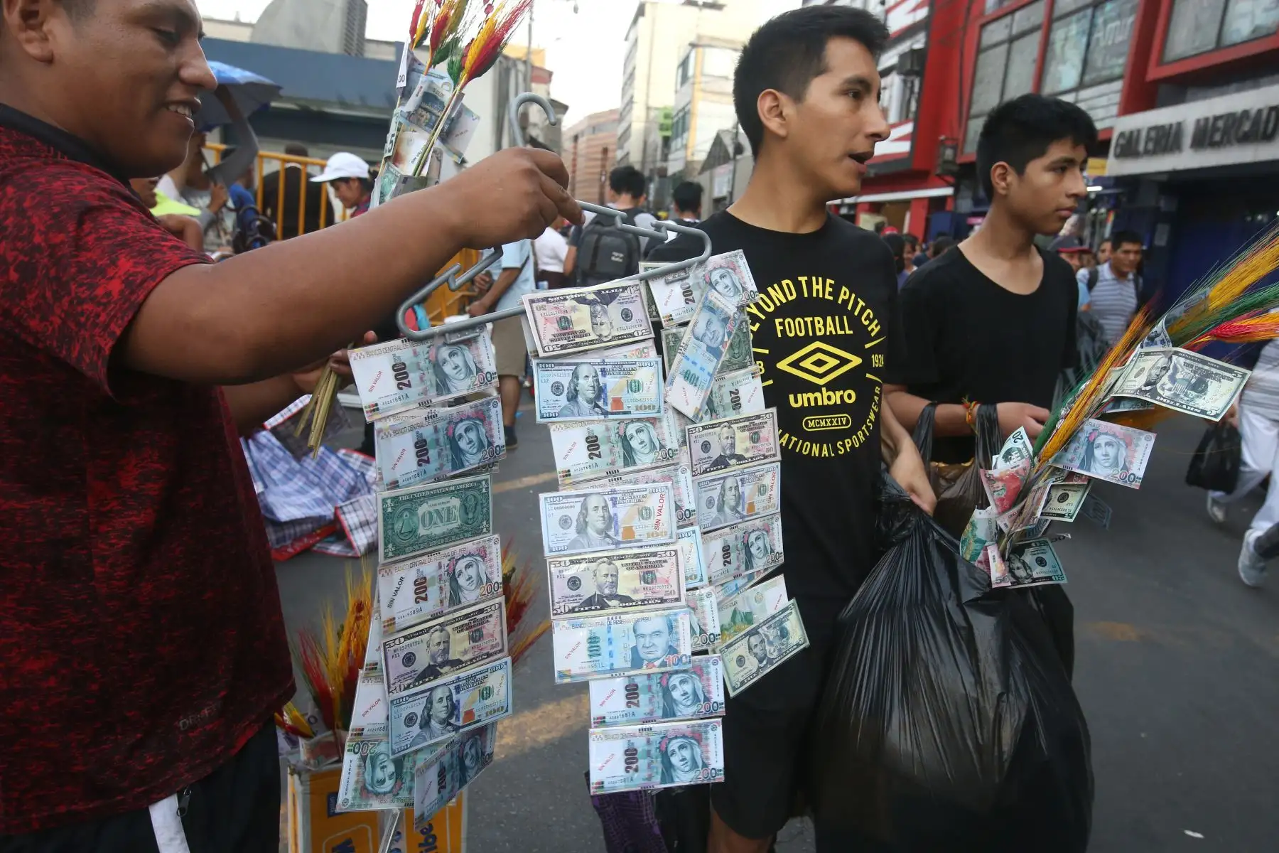 Los locales y zonas comerciales de la capital se han visto abarrotados de personas en los últimos días para realizar las denominadas “compras de último momento” por año nuevo 2019. Foto: ANDINA/Vidal Tarqui