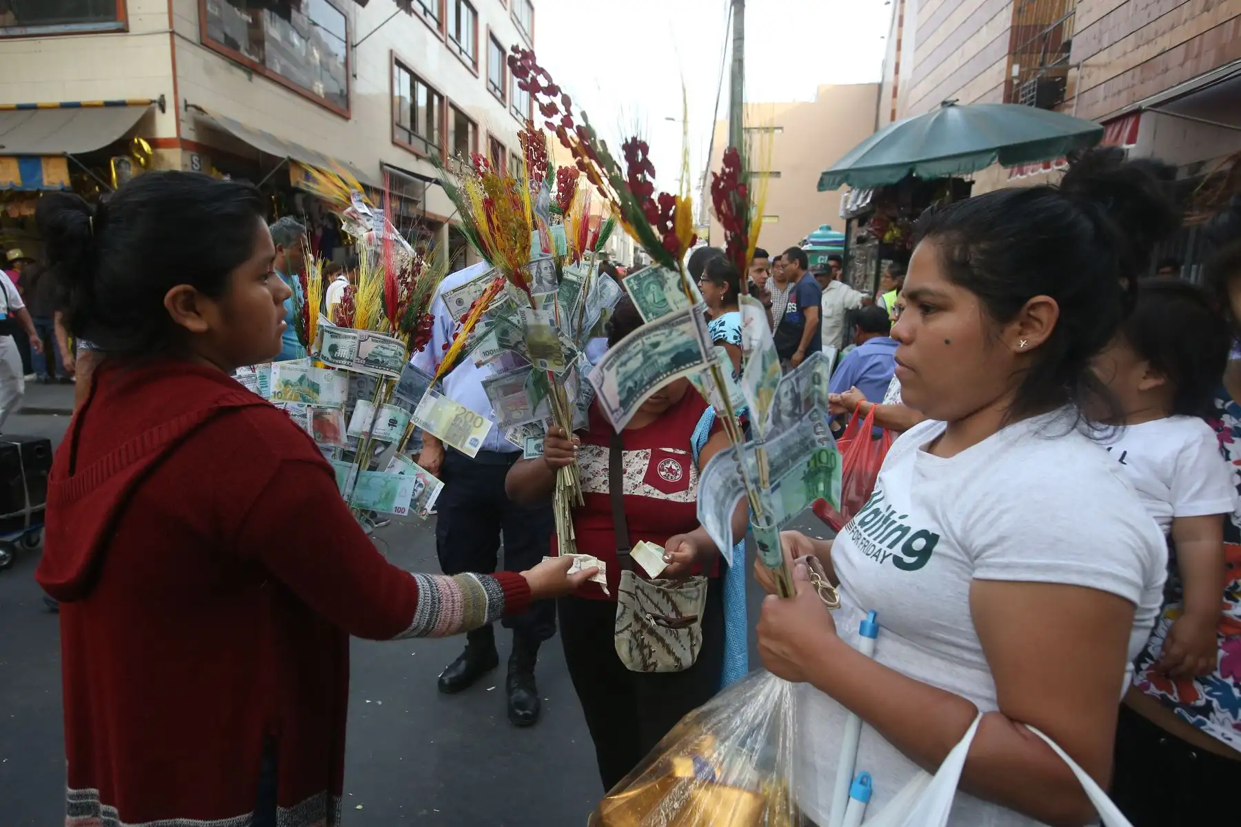 Los locales y zonas comerciales de la capital se han visto abarrotados de personas en los últimos días para realizar las denominadas “compras de último momento” por año nuevo 2019. Foto: ANDINA/Vidal Tarqui