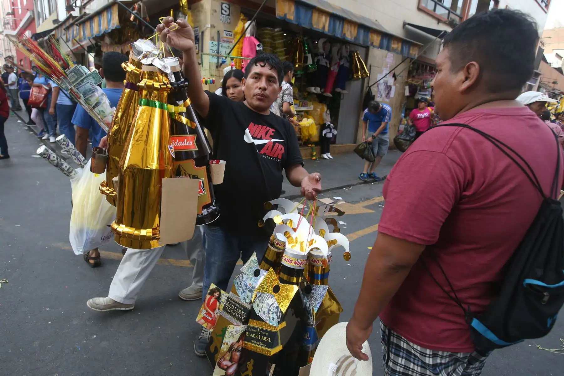 Los locales y zonas comerciales de la capital se han visto abarrotados de personas en los últimos días para realizar las denominadas “compras de último momento” por año nuevo 2019. Foto: ANDINA/Vidal Tarqui