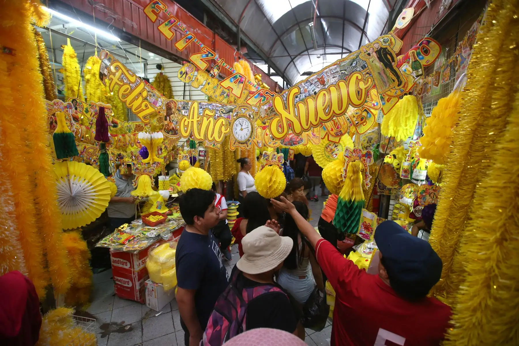 Los locales y zonas comerciales de la capital se han visto abarrotados de personas en los últimos días para realizar las denominadas “compras de último momento” por año nuevo 2019. Foto: ANDINA/Vidal Tarqui