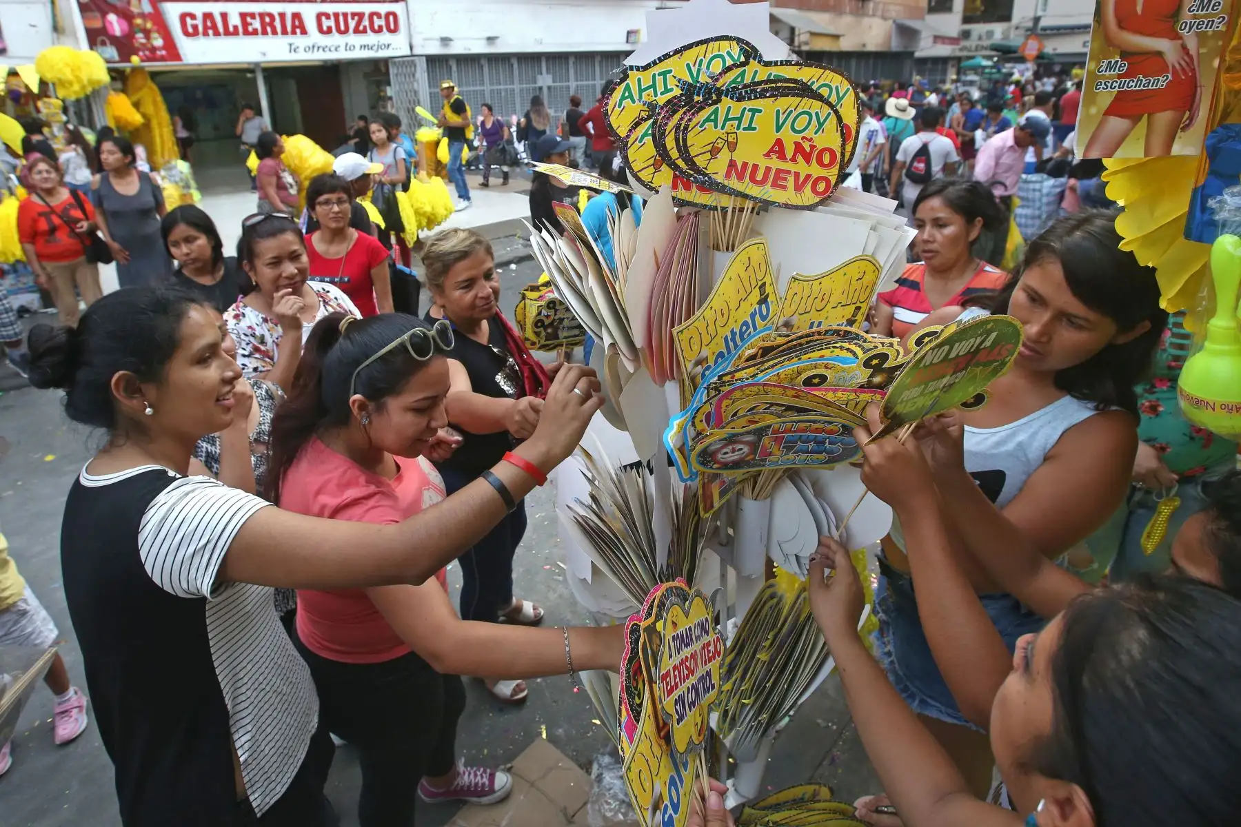 Los locales y zonas comerciales de la capital se han visto abarrotados de personas en los últimos días para realizar las denominadas “compras de último momento” por año nuevo 2019. Foto: ANDINA/Vidal Tarqui