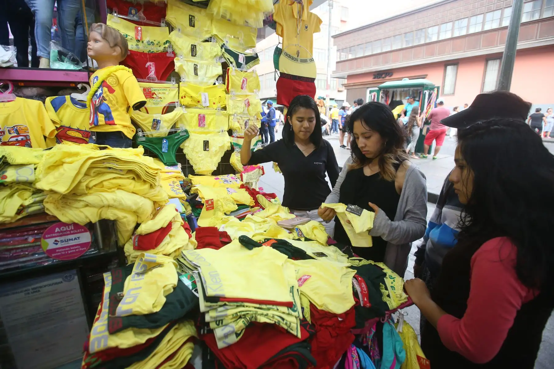 Los locales y zonas comerciales de la capital se han visto abarrotados de personas en los últimos días para realizar las denominadas “compras de último momento” por año nuevo 2019. Foto: ANDINA/Vidal Tarqui