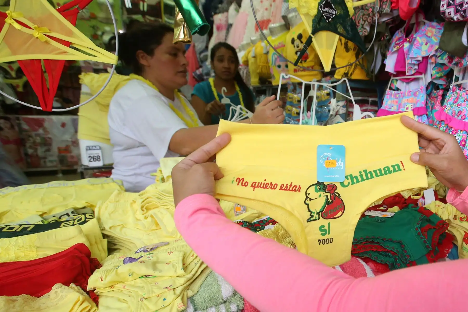 Los locales y zonas comerciales de la capital se han visto abarrotados de personas en los últimos días para realizar las denominadas “compras de último momento” por año nuevo 2019. Foto: ANDINA/Vidal Tarqui