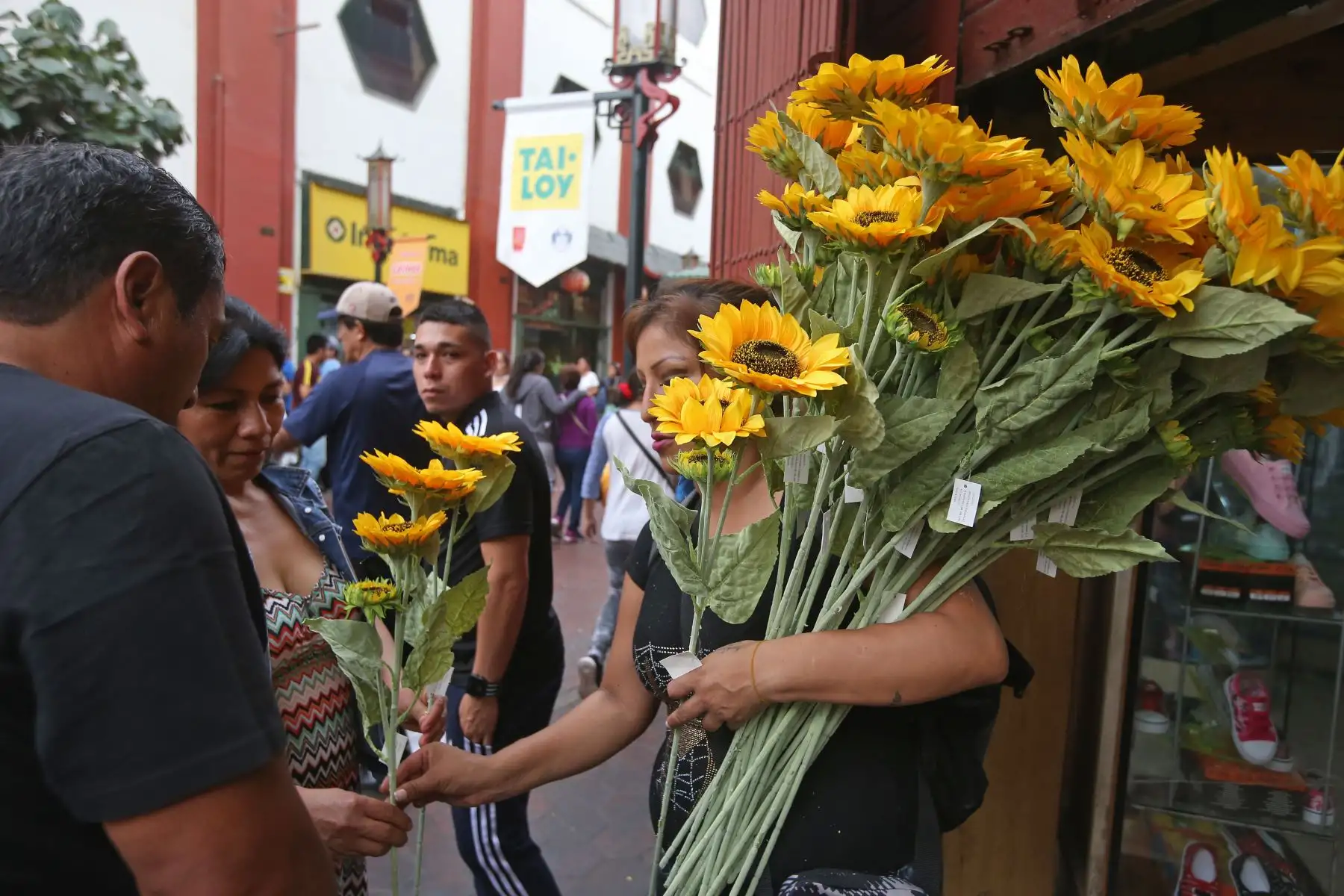 Los locales y zonas comerciales de la capital se han visto abarrotados de personas en los últimos días para realizar las denominadas “compras de último momento” por año nuevo 2019. Foto: ANDINA/Vidal Tarqui