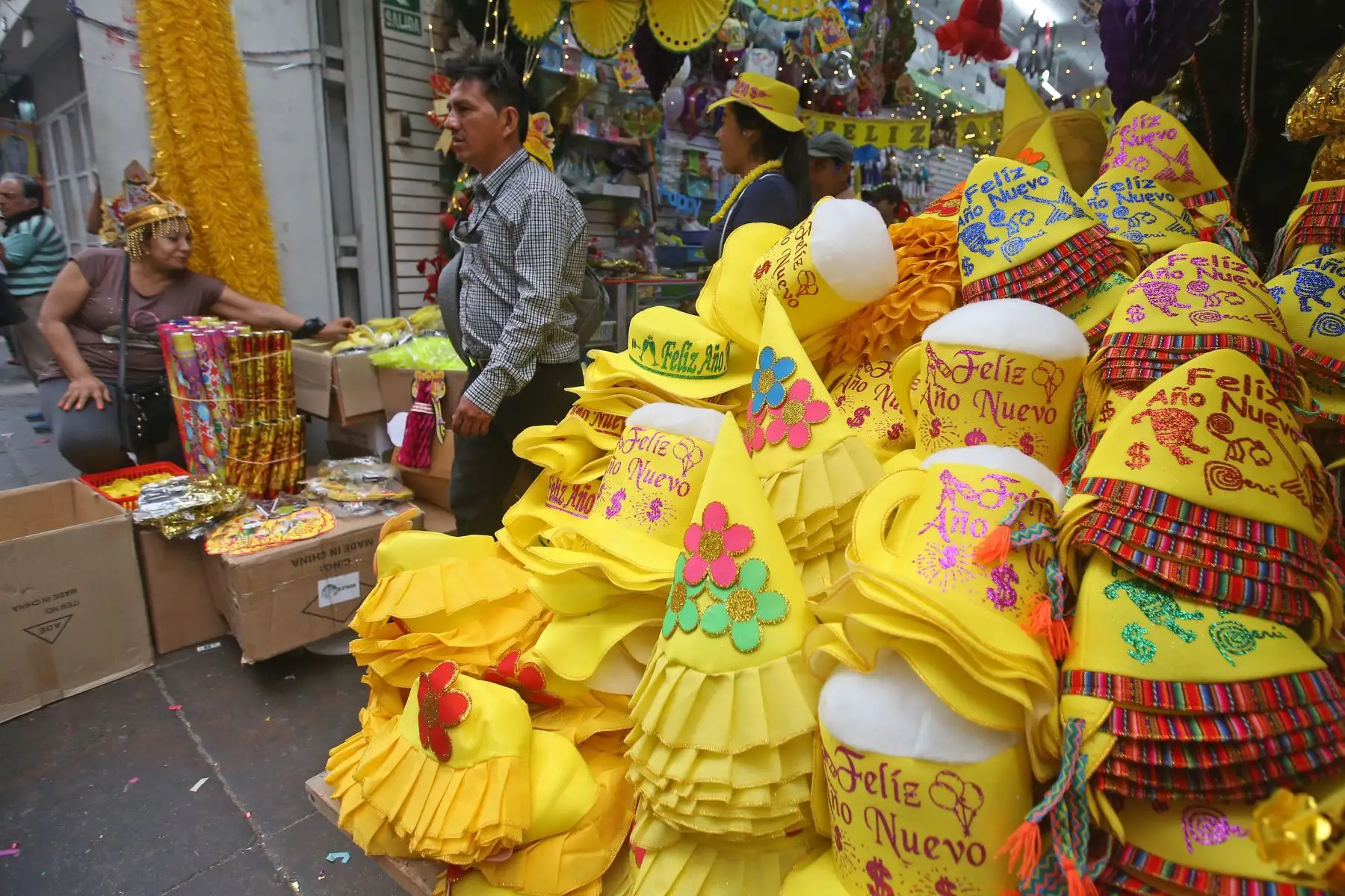 Los locales y zonas comerciales de la capital se han visto abarrotados de personas en los últimos días para realizar las denominadas “compras de último momento” por año nuevo 2019. Foto: ANDINA/Vidal Tarqui