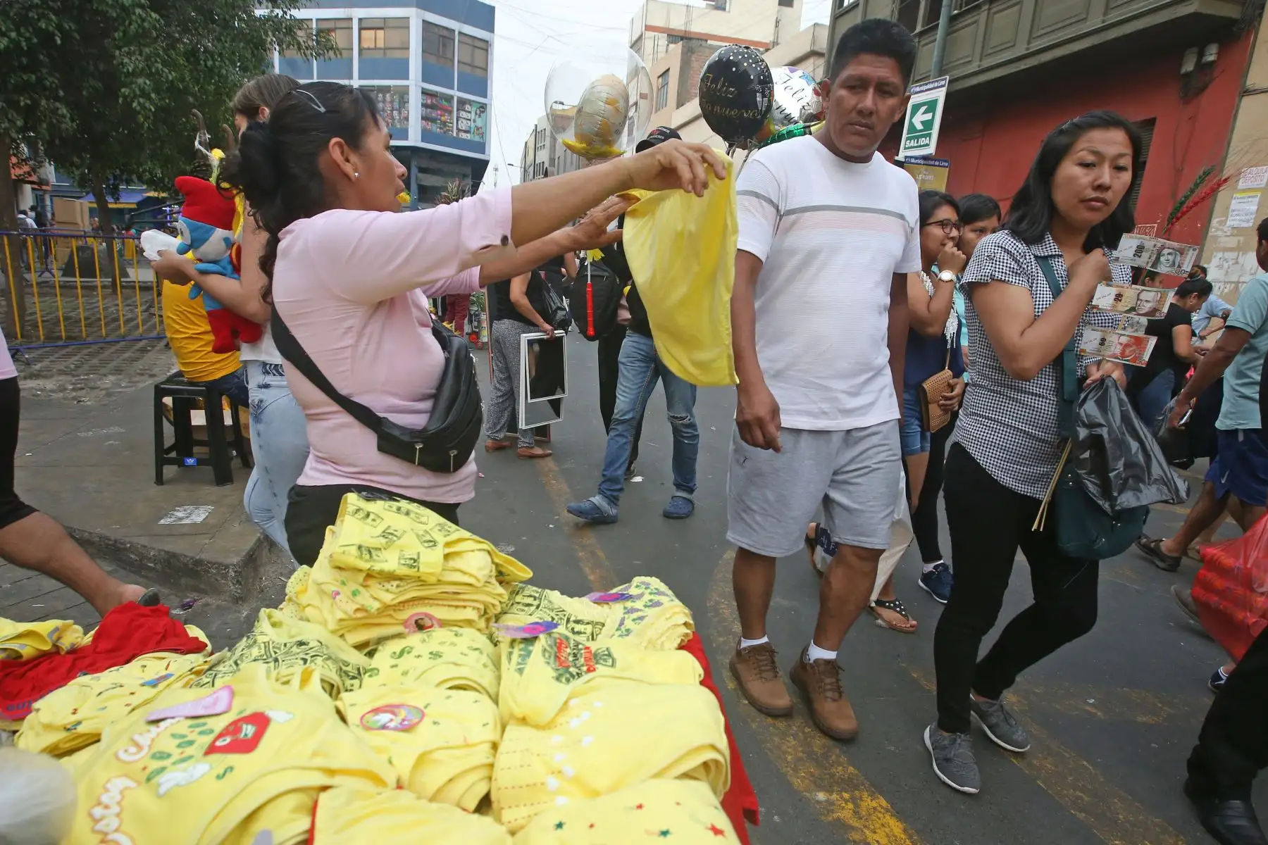 Los locales y zonas comerciales de la capital se han visto abarrotados de personas en los últimos días para realizar las denominadas “compras de último momento” por año nuevo 2019. Foto: ANDINA/Vidal Tarqui