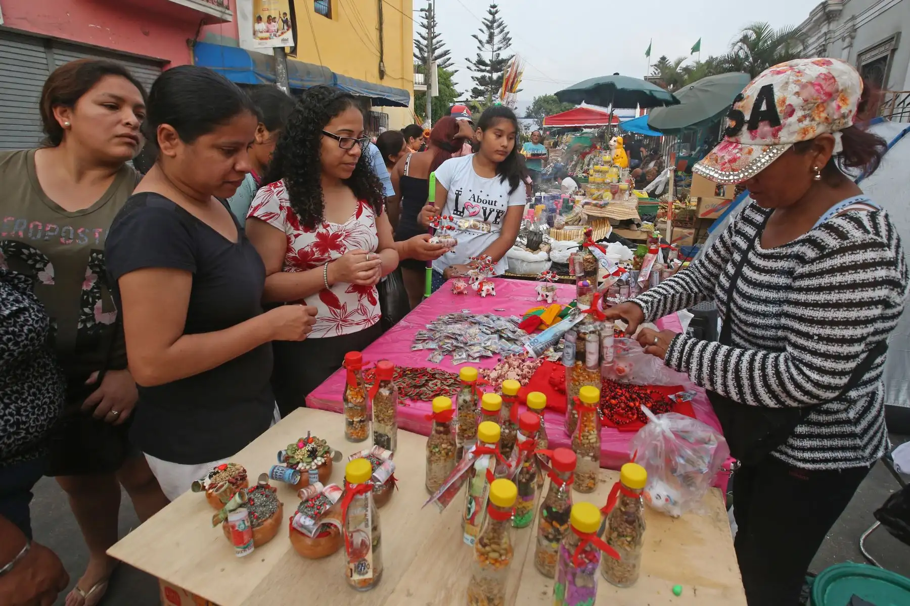 Los locales y zonas comerciales de la capital se han visto abarrotados de personas en los últimos días para realizar las denominadas “compras de último momento” por año nuevo 2019. Foto: ANDINA/Vidal Tarqui