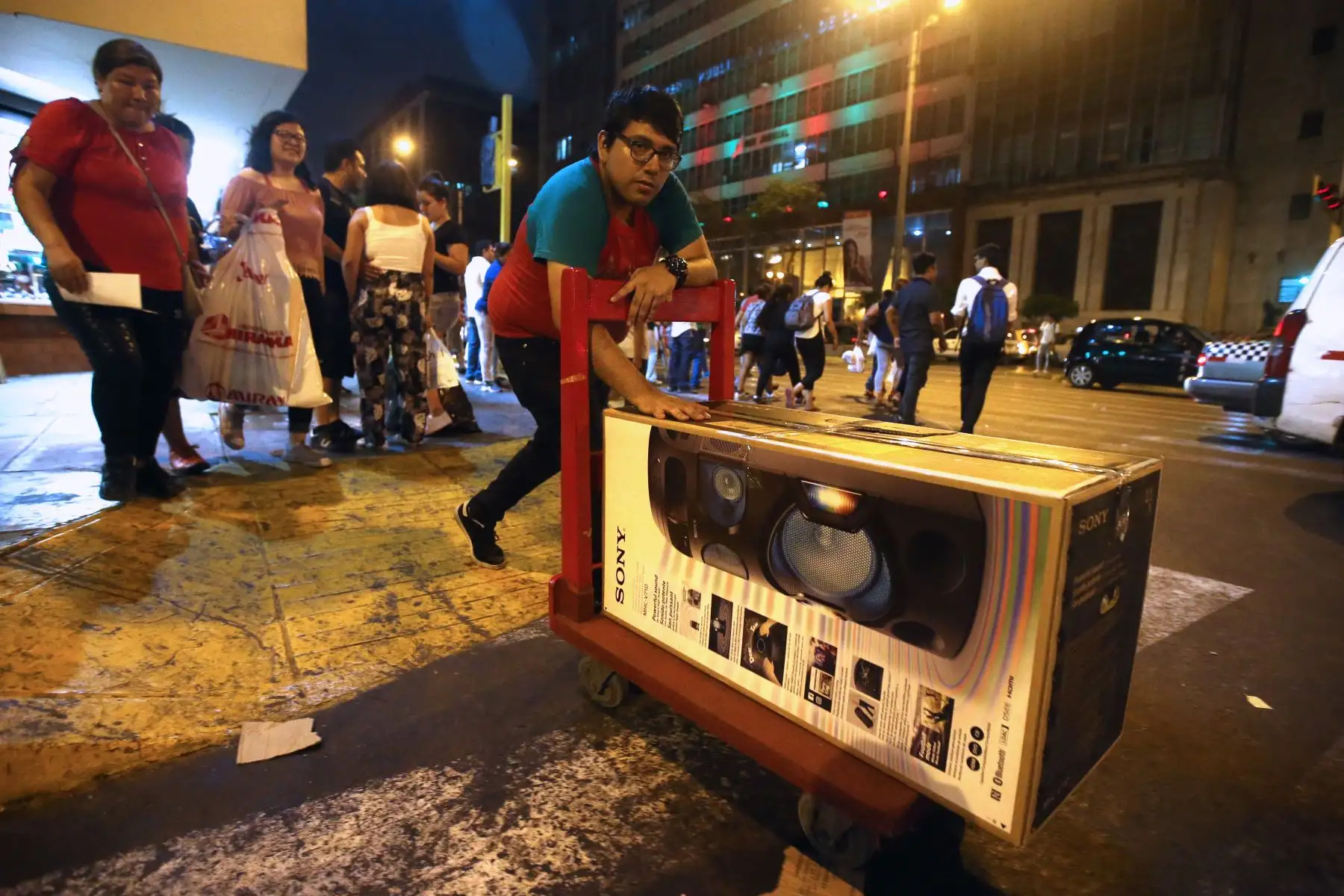 Los locales y zonas comerciales de la capital se han visto abarrotados de personas en los últimos días para realizar las denominadas “compras de último momento” por año nuevo 2019. Foto: ANDINA/Vidal Tarqui
