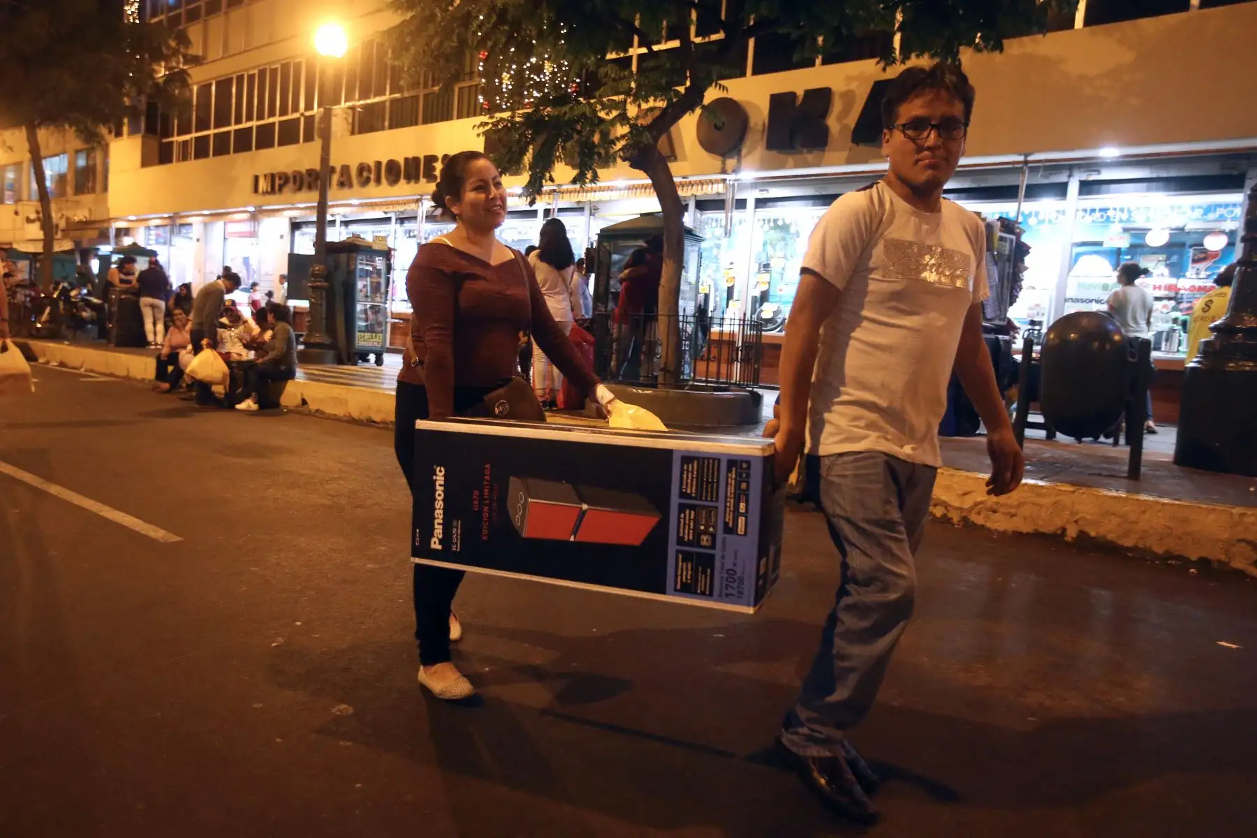 Los locales y zonas comerciales de la capital se han visto abarrotados de personas en los últimos días para realizar las denominadas “compras de último momento” por año nuevo 2019. Foto: ANDINA/Vidal Tarqui