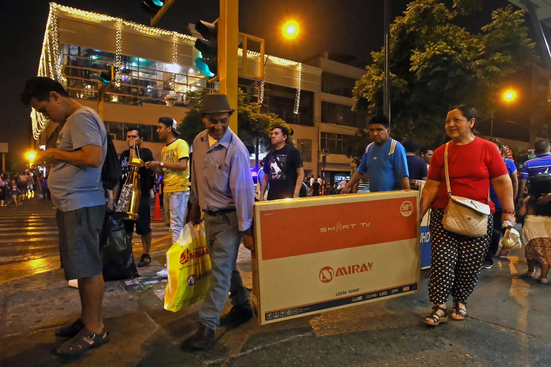 Los locales y zonas comerciales de la capital se han visto abarrotados de personas en los últimos días para realizar las denominadas “compras de último momento” por año nuevo 2019. Foto: ANDINA/Vidal Tarqui