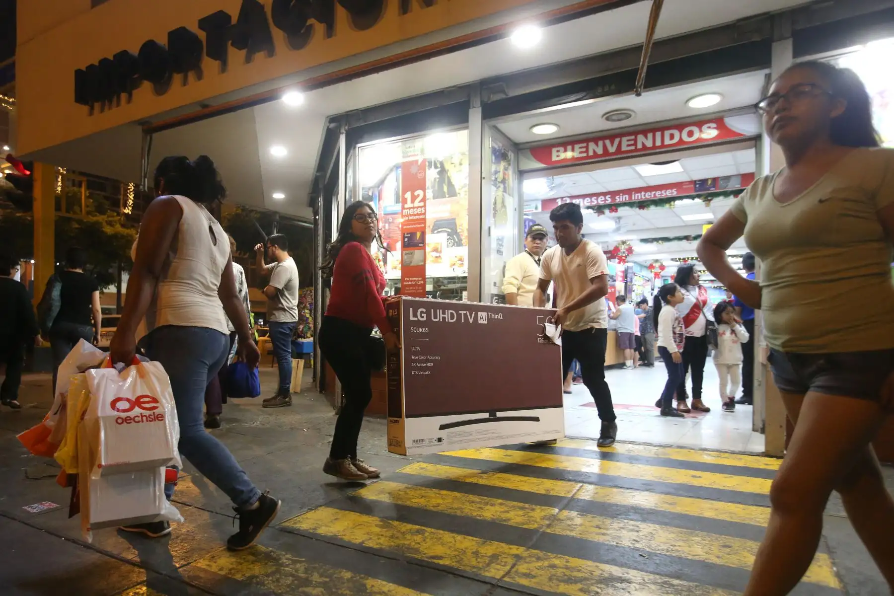 Los locales y zonas comerciales de la capital se han visto abarrotados de personas en los últimos días para realizar las denominadas “compras de último momento” por año nuevo 2019. Foto: ANDINA/Vidal Tarqui
