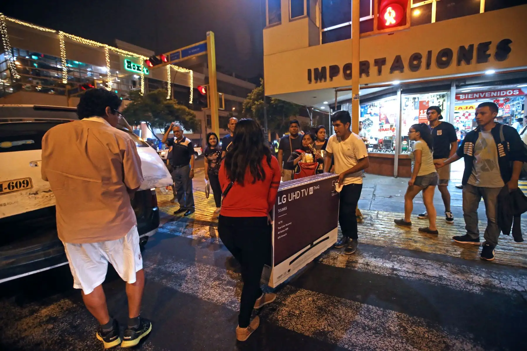 Los locales y zonas comerciales de la capital se han visto abarrotados de personas en los últimos días para realizar las denominadas “compras de último momento” por año nuevo 2019. Foto: ANDINA/Vidal Tarqui