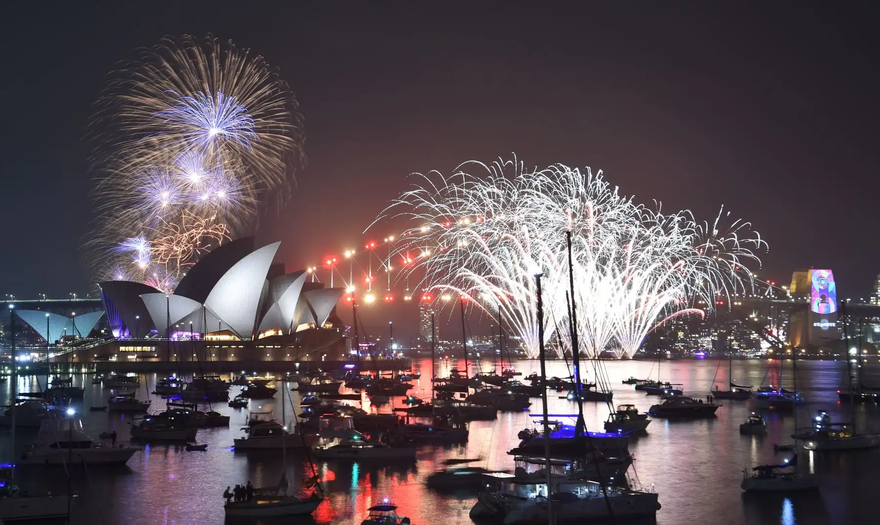 Fuegos artificiales en la víspera de Año Nuevo explotan sobre el Harbour Bridge y el Teatro de la Ópera durante el tradicional espectáculo familiar de fuegos artificiales que se realizó antes del evento principal de medianoche en Sydney. Foto: AFP