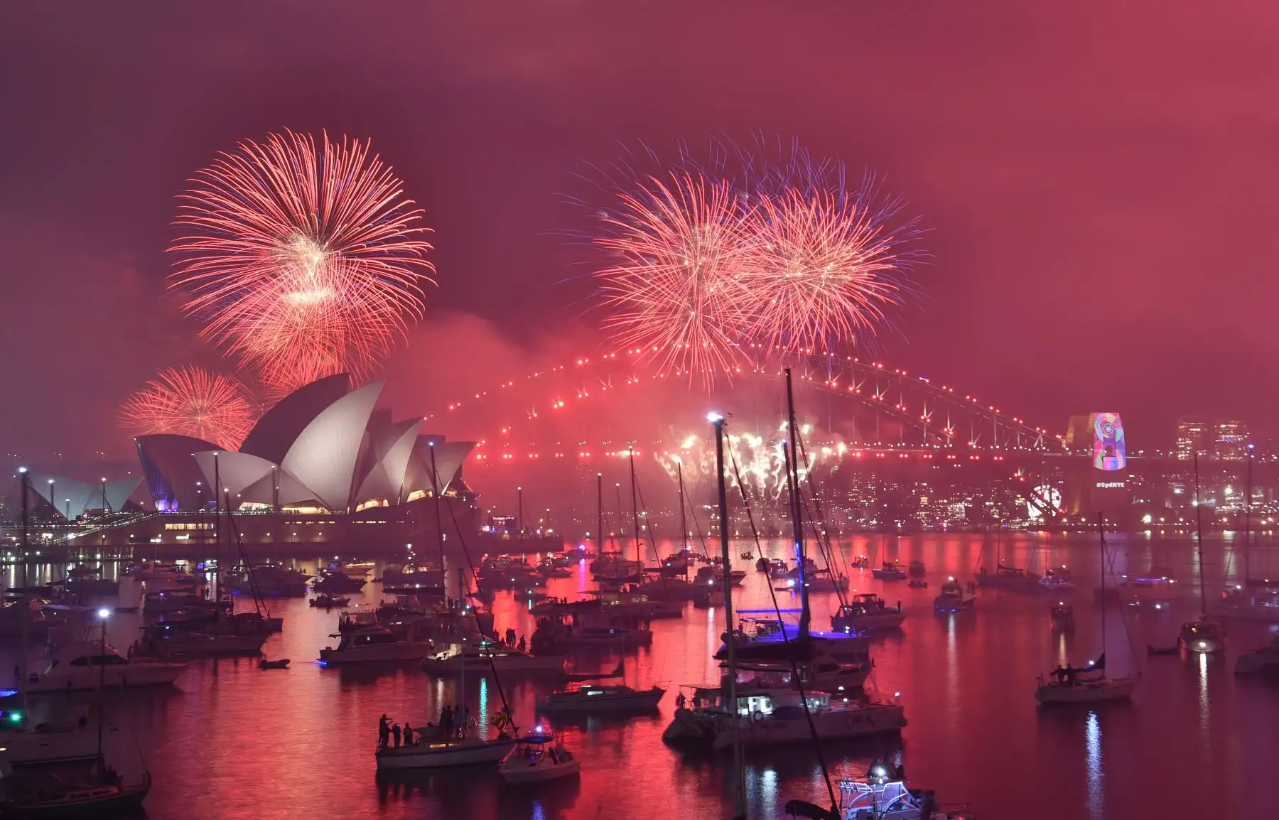 Fuegos artificiales en la víspera de Año Nuevo explotan sobre el Harbour Bridge y el Teatro de la Ópera durante el tradicional espectáculo familiar de fuegos artificiales que se realizó antes del evento principal de medianoche en Sydney. Foto: AFP