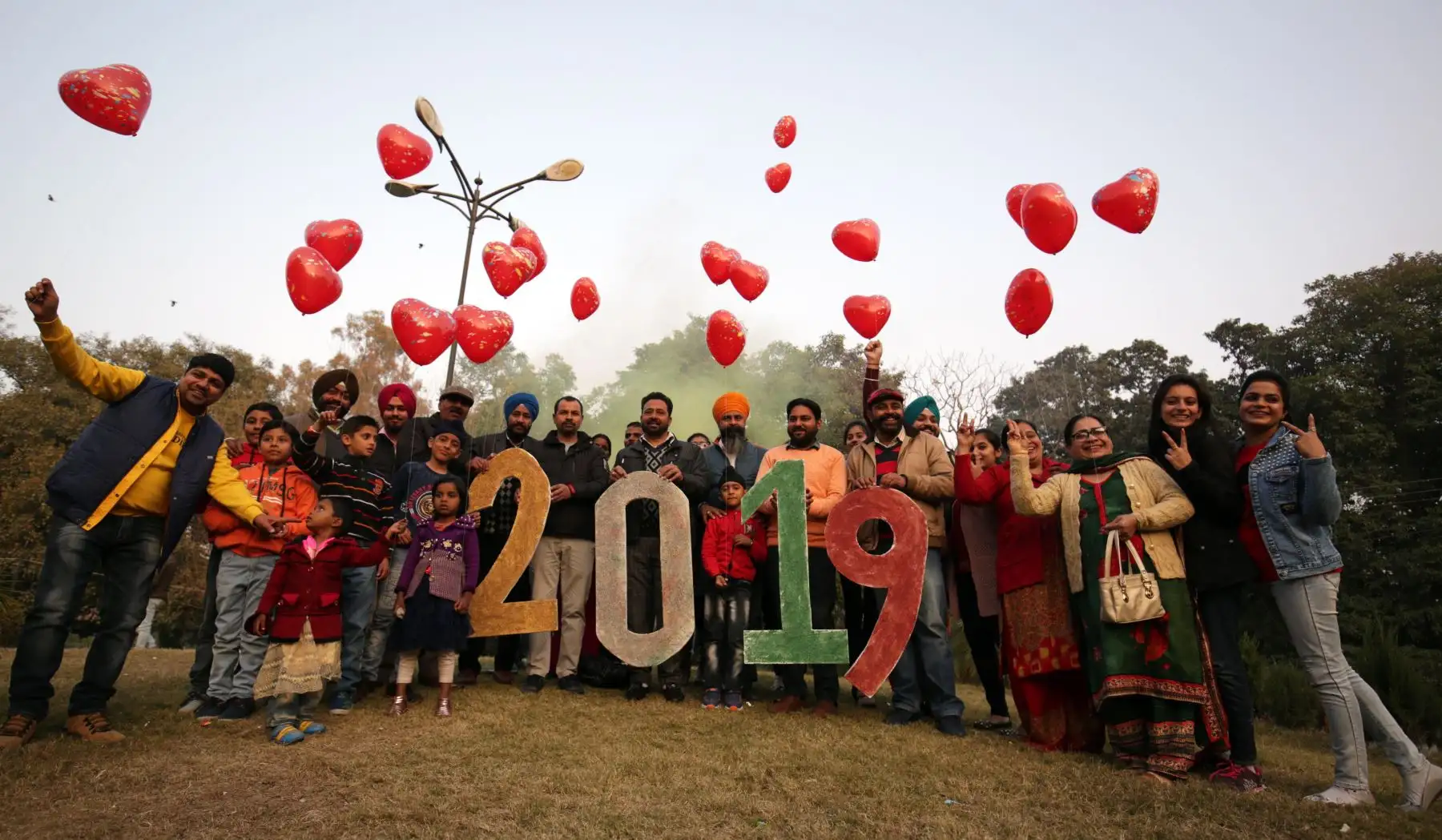 Los indios posan para fotografías mientras participan en las celebraciones de Año Nuevo en Amritsar, India Foto:EFE