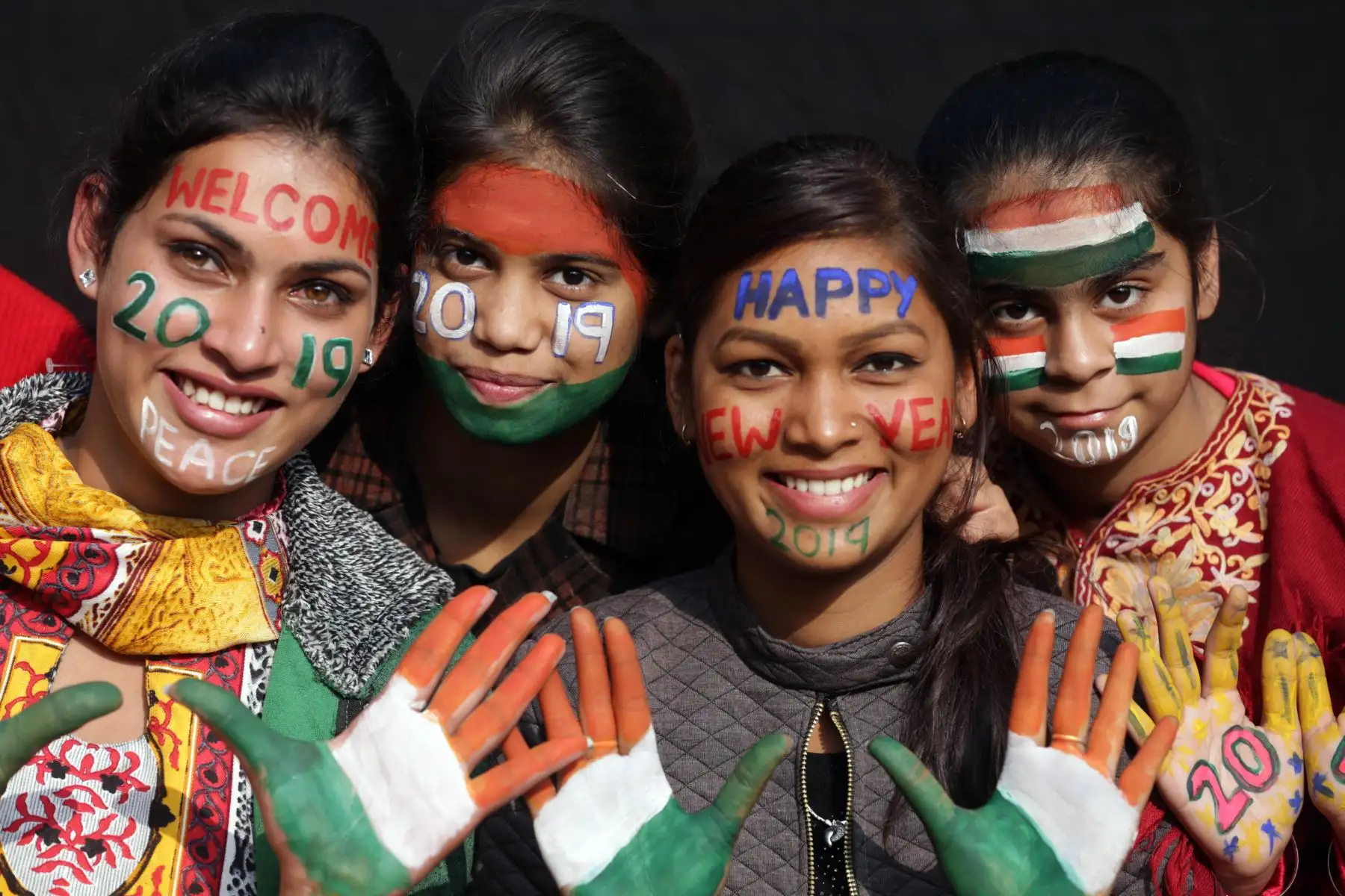 Los indios posan para fotografías mientras participan en las celebraciones de Año Nuevo en Amritsar, India Foto:EFE