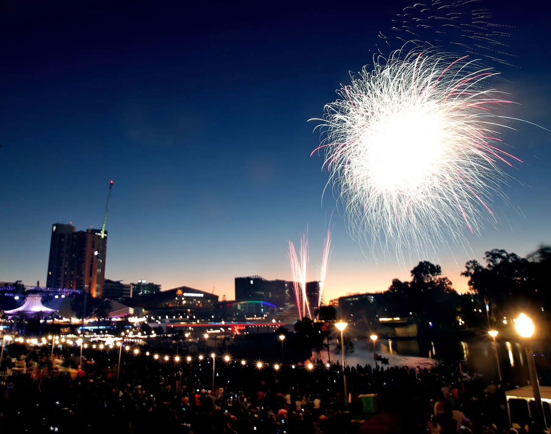 La gente ve los primeros fuegos artificiales antes de la víspera de Año Nuevo sobre el río Brisbane en Southbank en Brisbane, Queensland, Australia. Foto:EFE