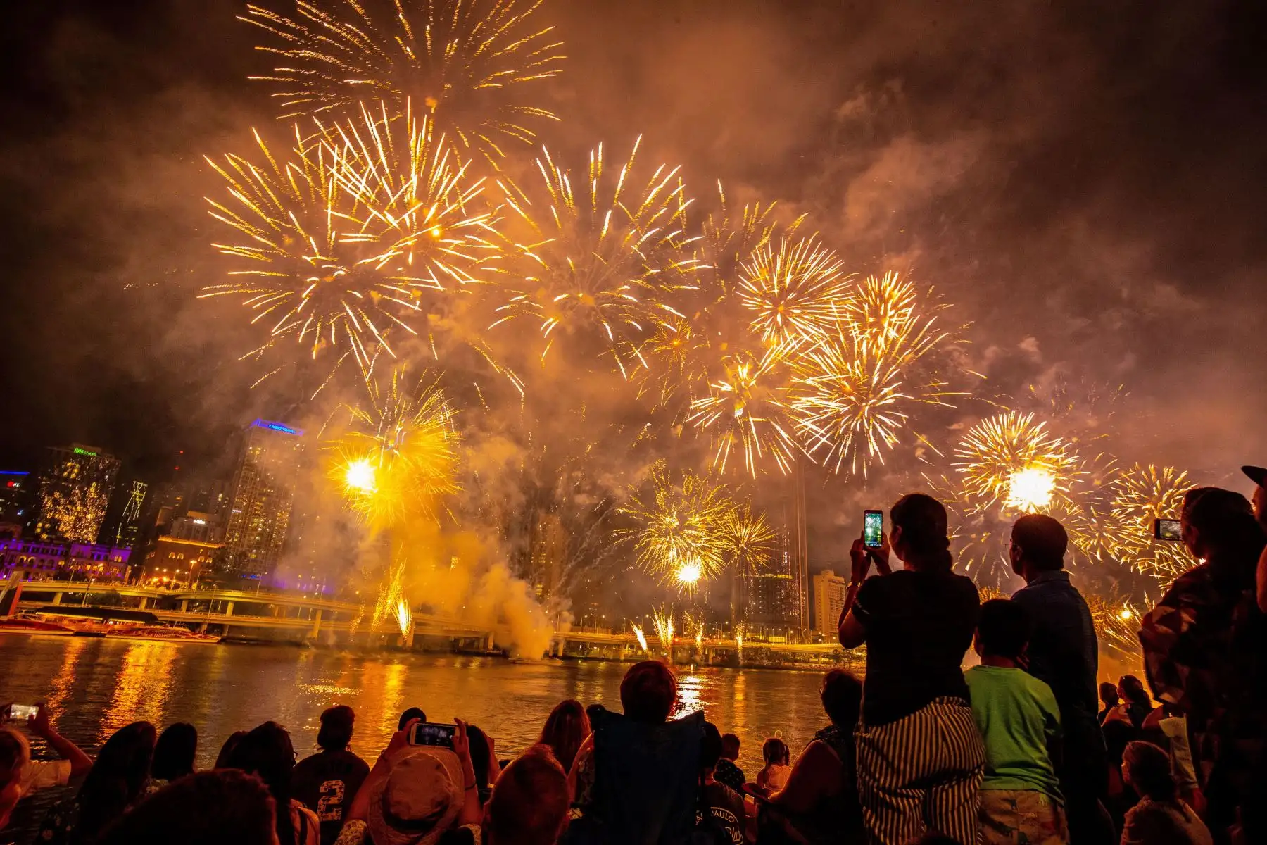 La gente ve los primeros fuegos artificiales antes de la víspera de Año Nuevo sobre el río Brisbane en Southbank en Brisbane, Queensland, Australia. Foto:EFE