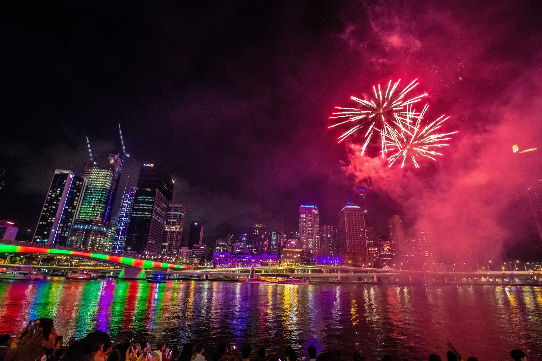 La gente ve los primeros fuegos artificiales antes de la víspera de Año Nuevo sobre el río Brisbane en Southbank en Brisbane, Queensland, Australia. Foto:EFE