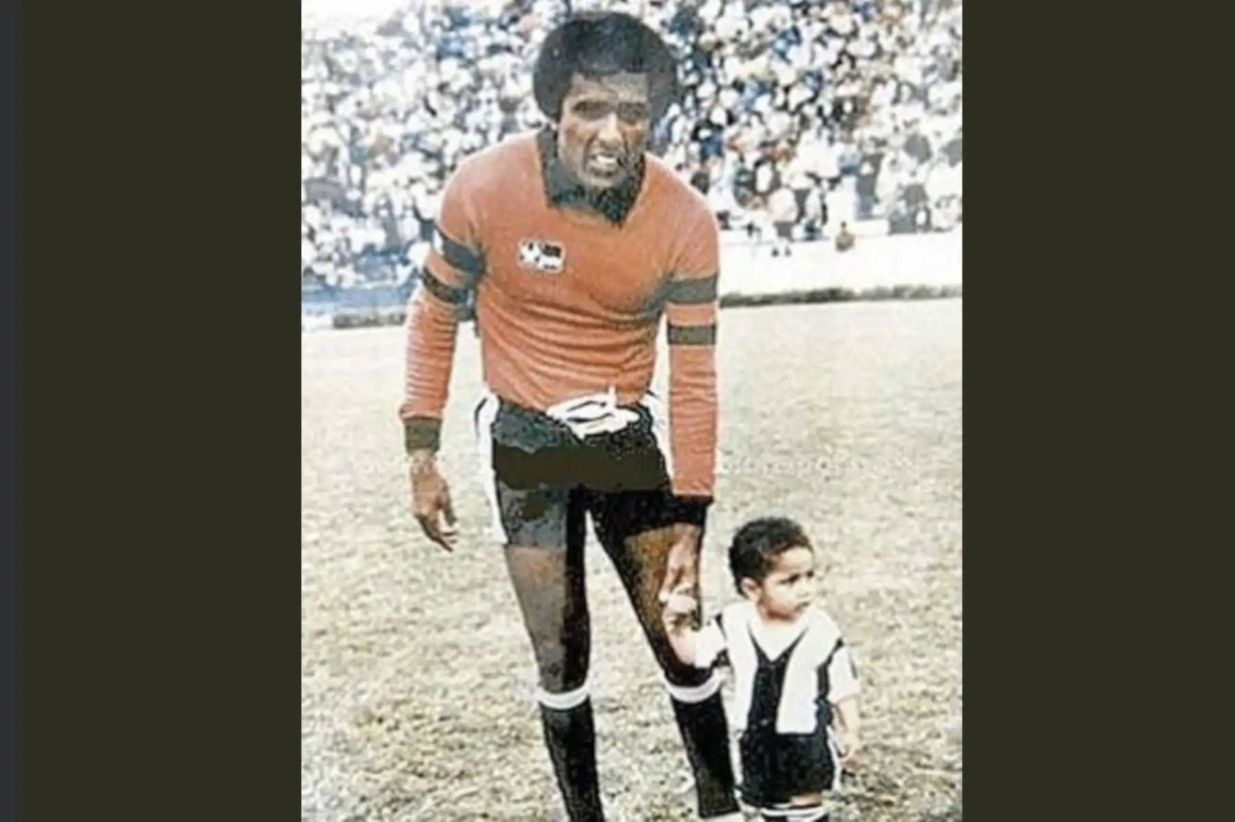 José Gonzáles Ganoza y su sobrino, Paolo Guerrero. Años después, la pequeña mascota que salió junto a Caico se convertiría en el máximo goleador de la Selección Peruana.