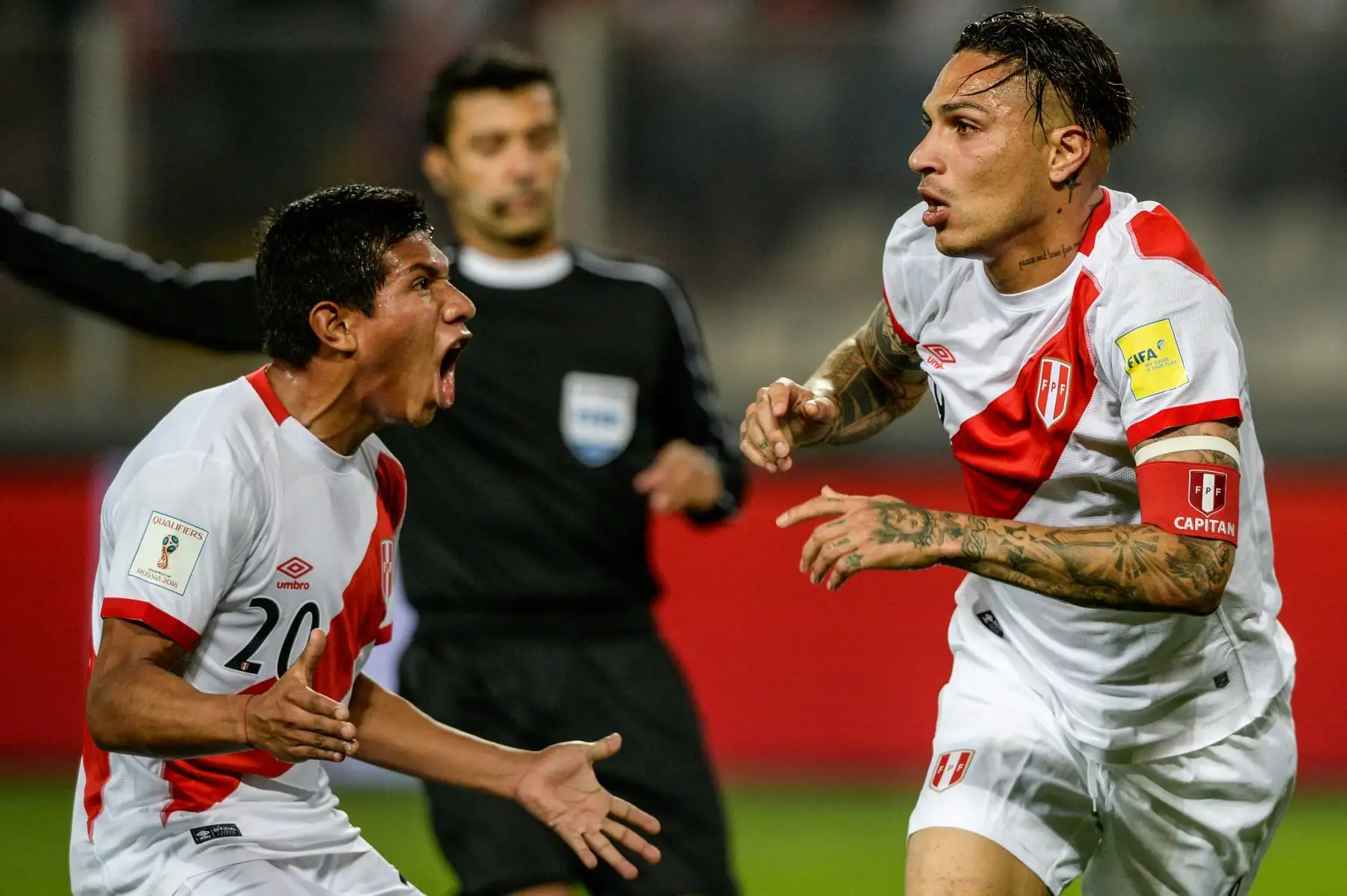 Paolo Guerrero celebra después de anotar contra Argentina durante el partido de fútbol clasificatorio para el Mundial Rusia 2018 en Lima.Foto.AFP