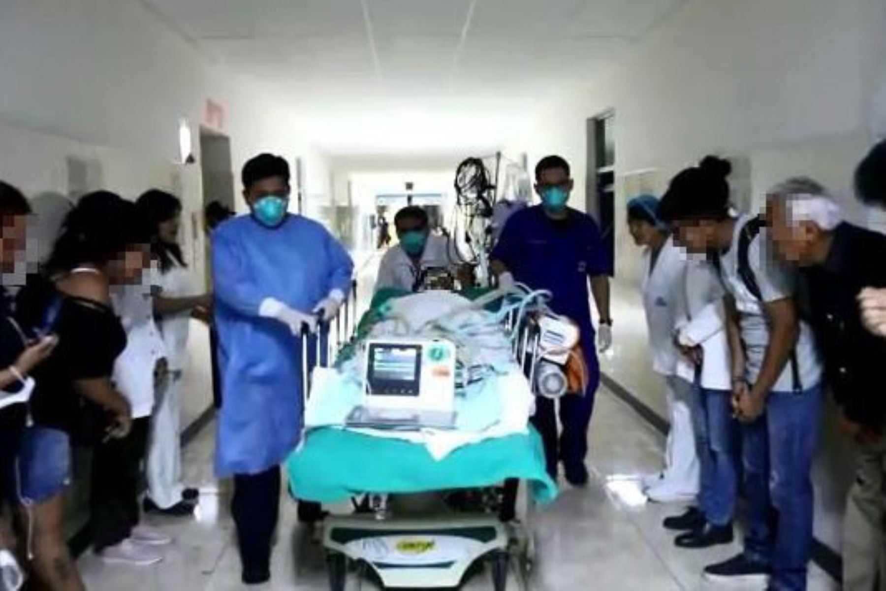 Pacientes de Essalud rinden silencioso homenaje a joven donante que salvó la vida de seis personas, incluida una niña.