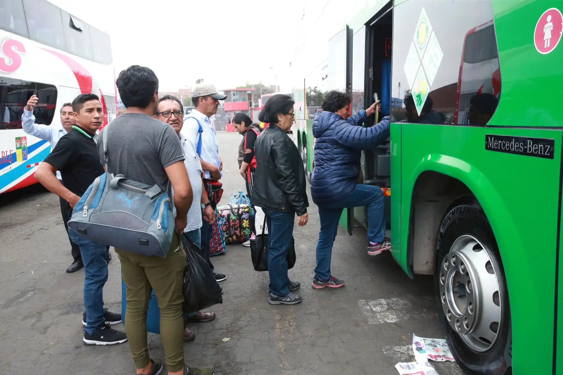Sutran realiza operativo de seguridad vial, en terminal  terrestre de Yerbateros. Foto: ANDINA/Norman Córdova