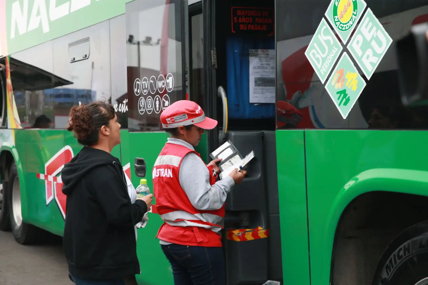 Sutran realiza operativo de seguridad vial, en terminal  terrestre de Yerbateros. Foto: ANDINA/Norman Córdova