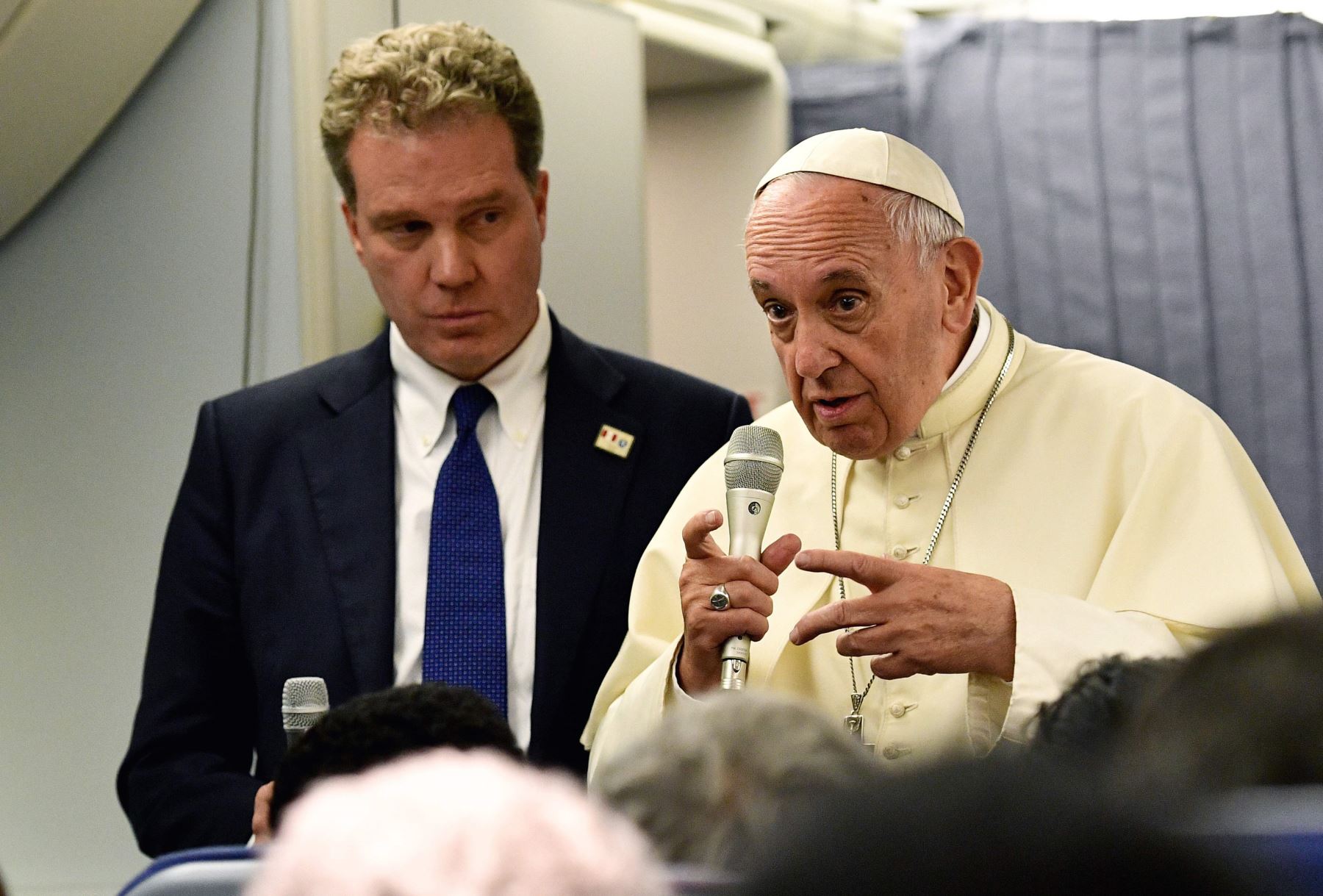 El Papa Francisco responde a periodistas flanqueados por el director de la oficina de prensa del Vaticano, Greg Burke Foto: AFP