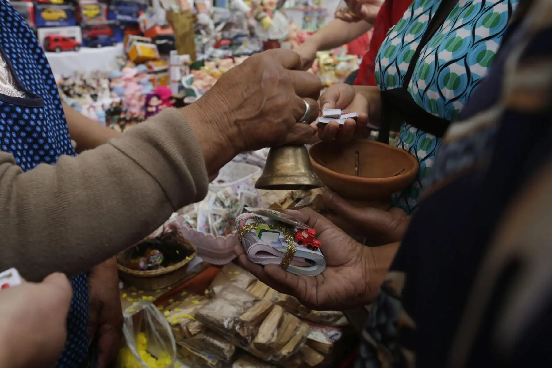 Personas asisten a la Feria de los Deseos ubicada en Campo de Marte, para continuar con la tradición de los ritos de limpieza y cábala para recibir año nuevo. Foto: ANDINA/Nathalie Sayago