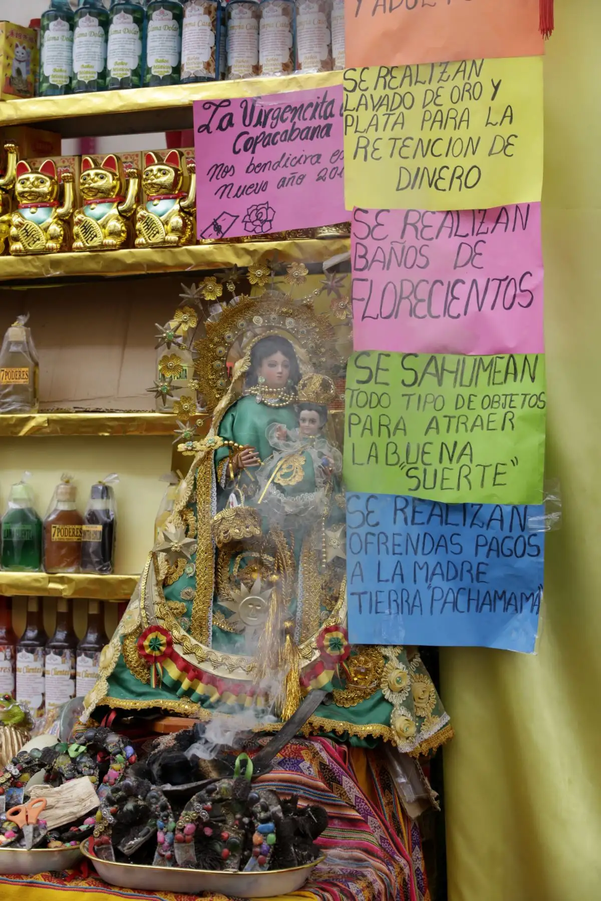 Personas asisten a la Feria de los Deseos ubicada en Campo de Marte, para continuar con la tradición de los ritos de limpieza y cábala para recibir año nuevo. Foto: ANDINA/Nathalie Sayago