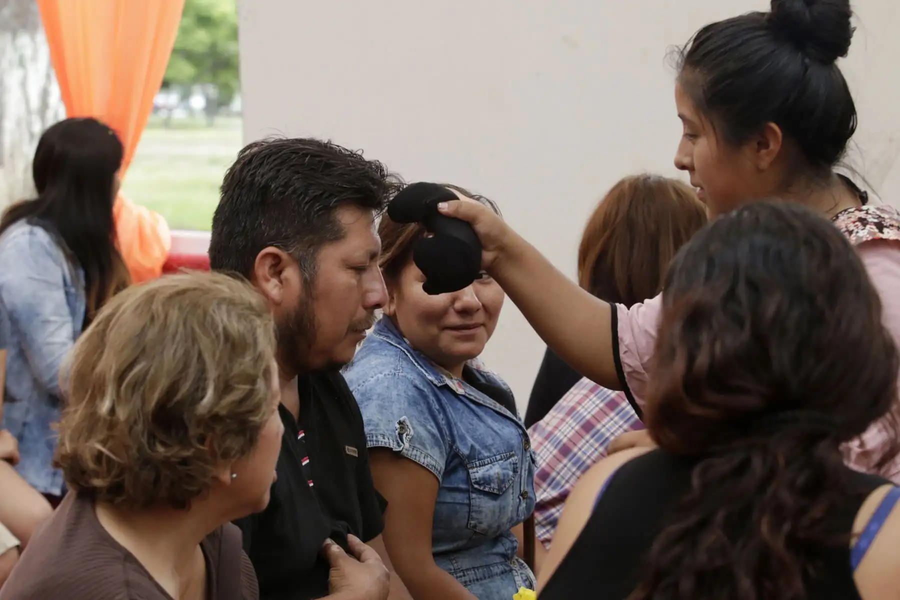 Personas asisten a la Feria de los Deseos para realizarse el ritual de limpieza con Cuy, es un procedimiento terapéutico utilizado en la cultura Andina para restituir la salud. Foto: ANDINA/Nathalie Sayago