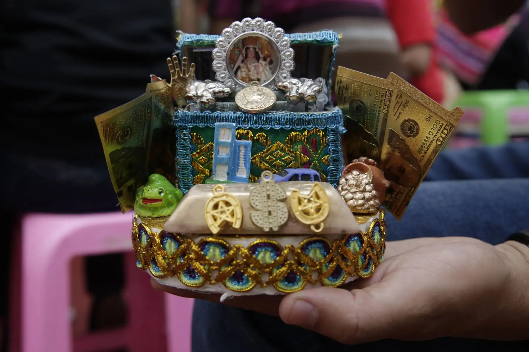 Personas asisten a la Feria de los Deseos ubicada en Campo de Marte, para continuar con la tradición de los ritos de limpieza y cábala para recibir año nuevo. Foto: ANDINA/Nathalie Sayago