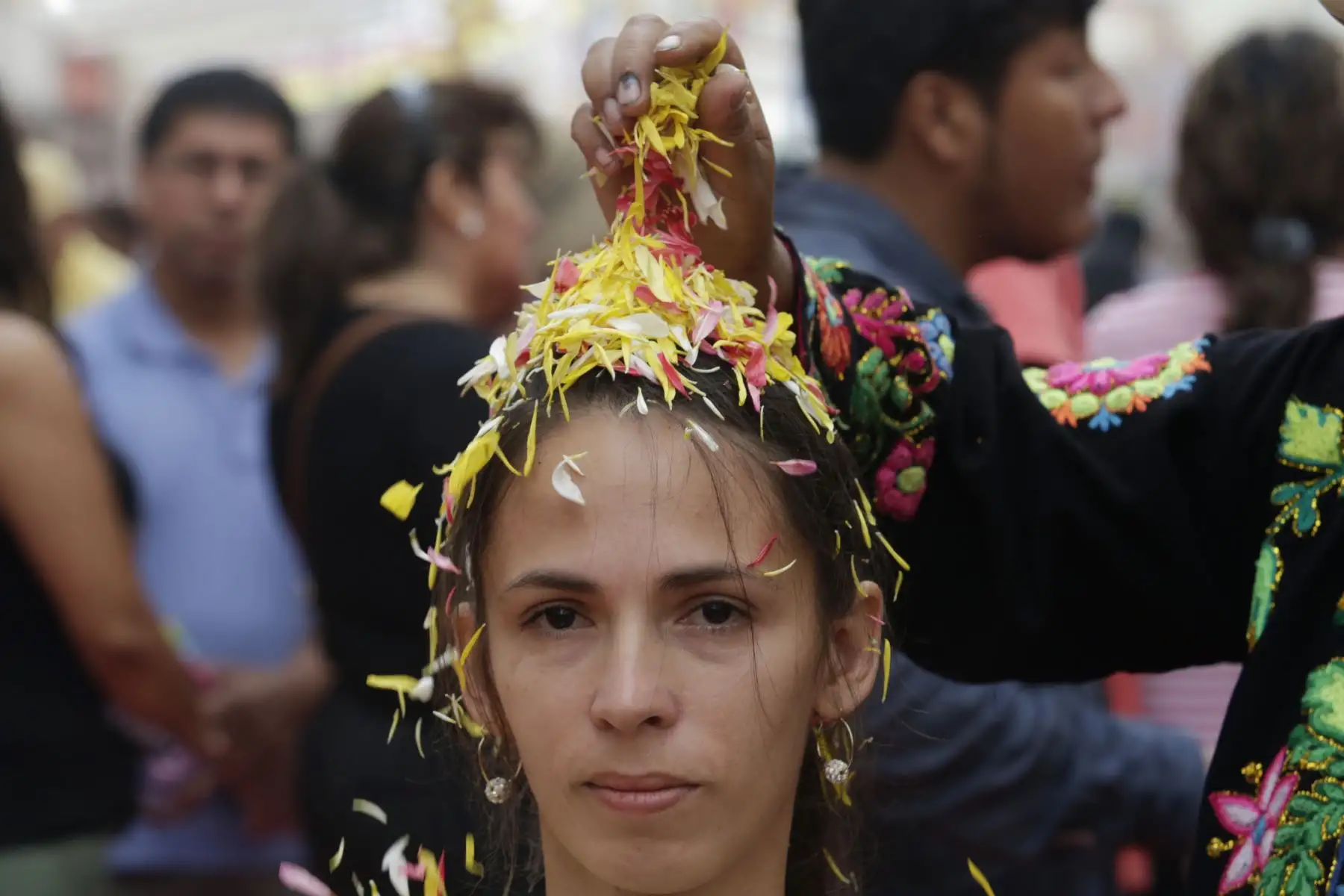 Personas asisten a la Feria de los Deseos ubicada en Campo de Marte, para continuar con la tradición de los ritos de limpieza y cábala para recibir año nuevo. Foto: ANDINA/Nathalie Sayago