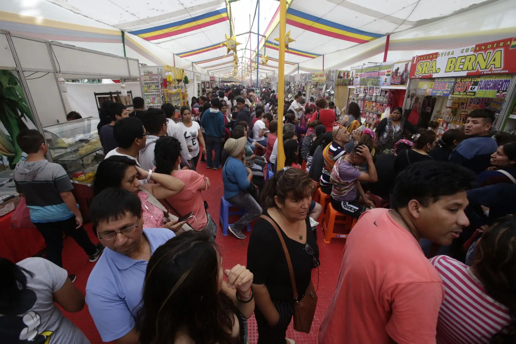 Personas asisten a la Feria de los Deseos ubicada en Campo de Marte, para continuar con la tradición de los ritos de limpieza y cábala para recibir año nuevo. Foto: ANDINA/Nathalie Sayago