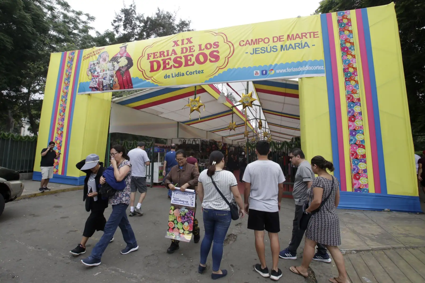 Personas asisten a la Feria de los Deseos ubicada en Campo de Marte, para continuar con la tradición de los ritos de limpieza y cábala para recibir año nuevo. Foto: ANDINA/Nathalie Sayago