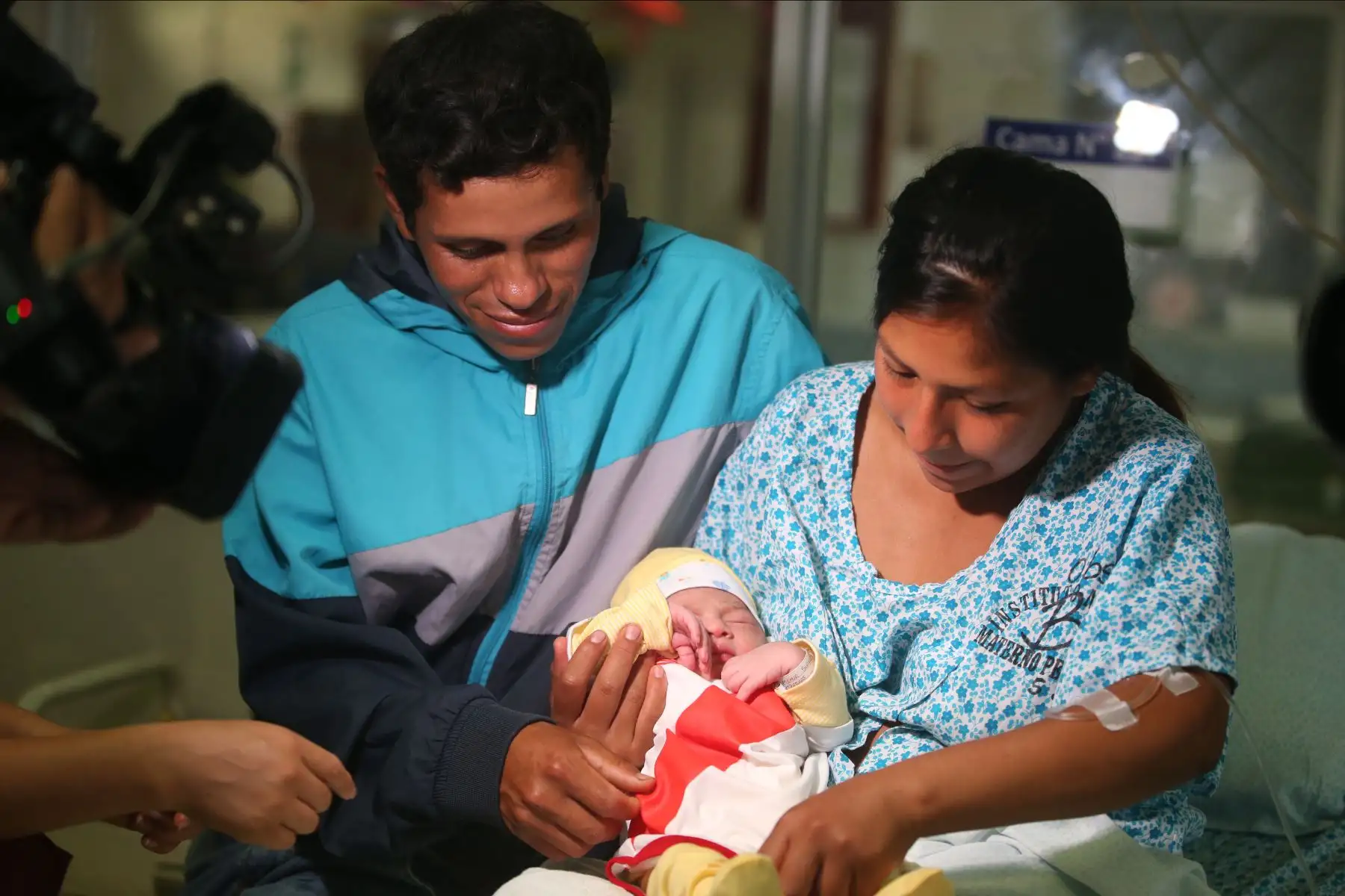 El Instituto Nacional Materno Perinatal premió a los padres de los primeros bebés nacidos en Año Nuevo. Ellos son Kallens Adriano,  Kelsey, Hanna Victoria y Alexander Víctor.  Foto: ANDINA/Vidal Tarqui