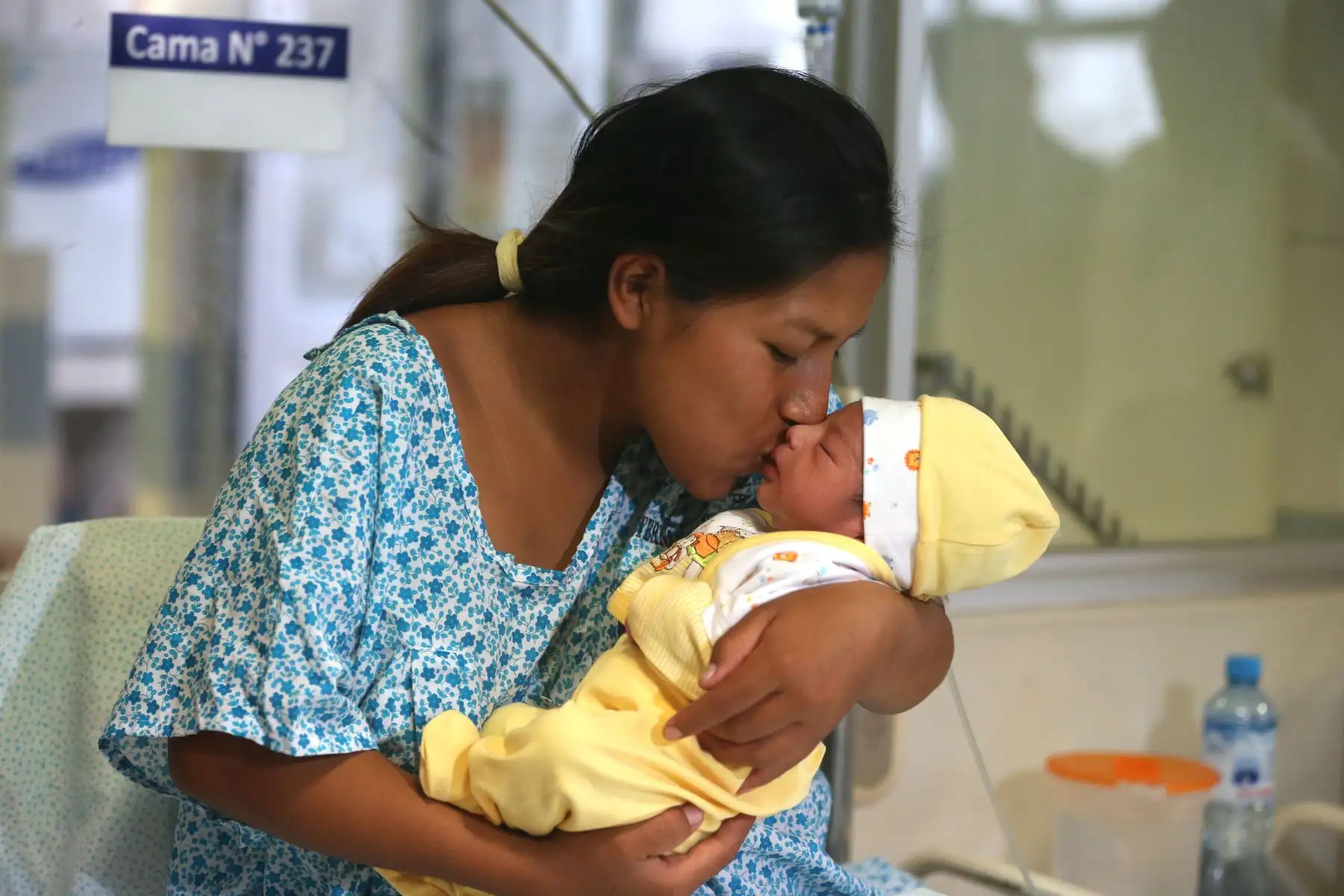El Instituto Nacional Materno Perinatal premió a los padres de los primeros bebés nacidos en Año Nuevo. Ellos son Kallens Adriano,  Kelsey, Hanna Victoria y Alexander Víctor.  Foto: ANDINA/Vidal Tarqui