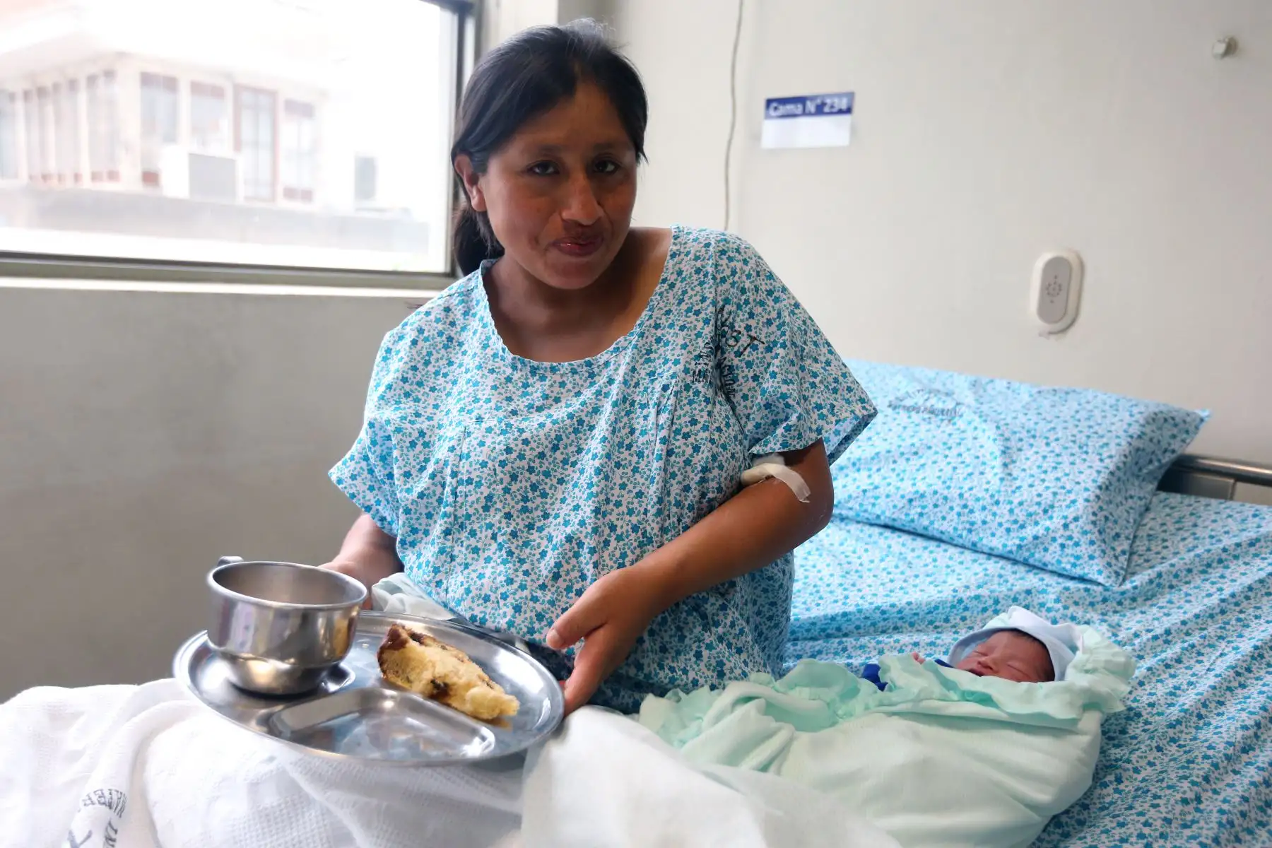 El Instituto Nacional Materno Perinatal premió a los padres de los primeros bebés nacidos en Año Nuevo. Ellos son Kallens Adriano,  Kelsey, Hanna Victoria y Alexander Víctor.  Foto: ANDINA/Vidal Tarqui