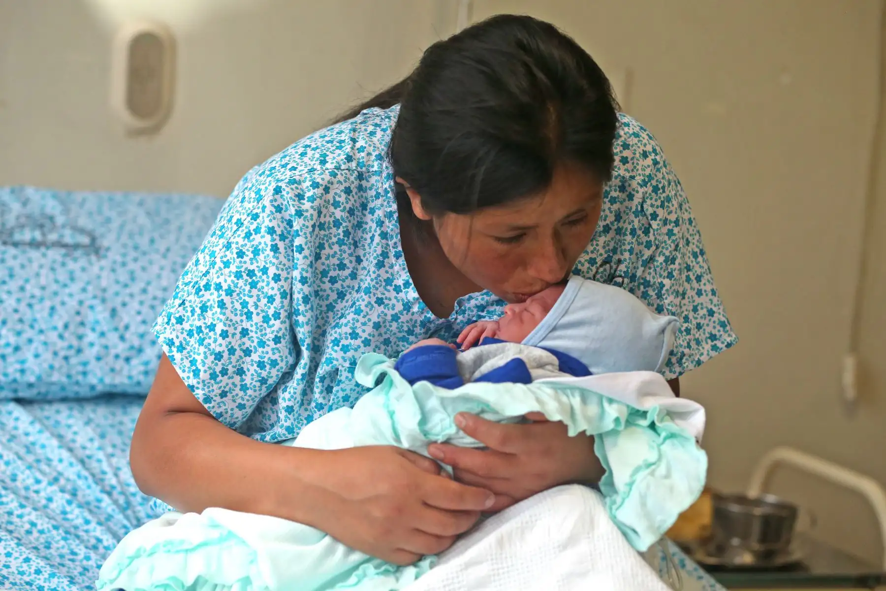 El Instituto Nacional Materno Perinatal premió a los padres de los primeros bebés nacidos en Año Nuevo. Ellos son Kallens Adriano,  Kelsey, Hanna Victoria y Alexander Víctor.  Foto: ANDINA/Vidal Tarqui