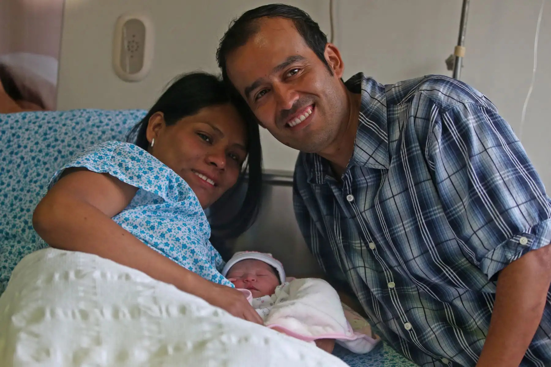 El Instituto Nacional Materno Perinatal premió a los padres de los primeros bebés nacidos en Año Nuevo. Ellos son Kallens Adriano,  Kelsey, Hanna Victoria y Alexander Víctor.  Foto: ANDINA/Vidal Tarqui